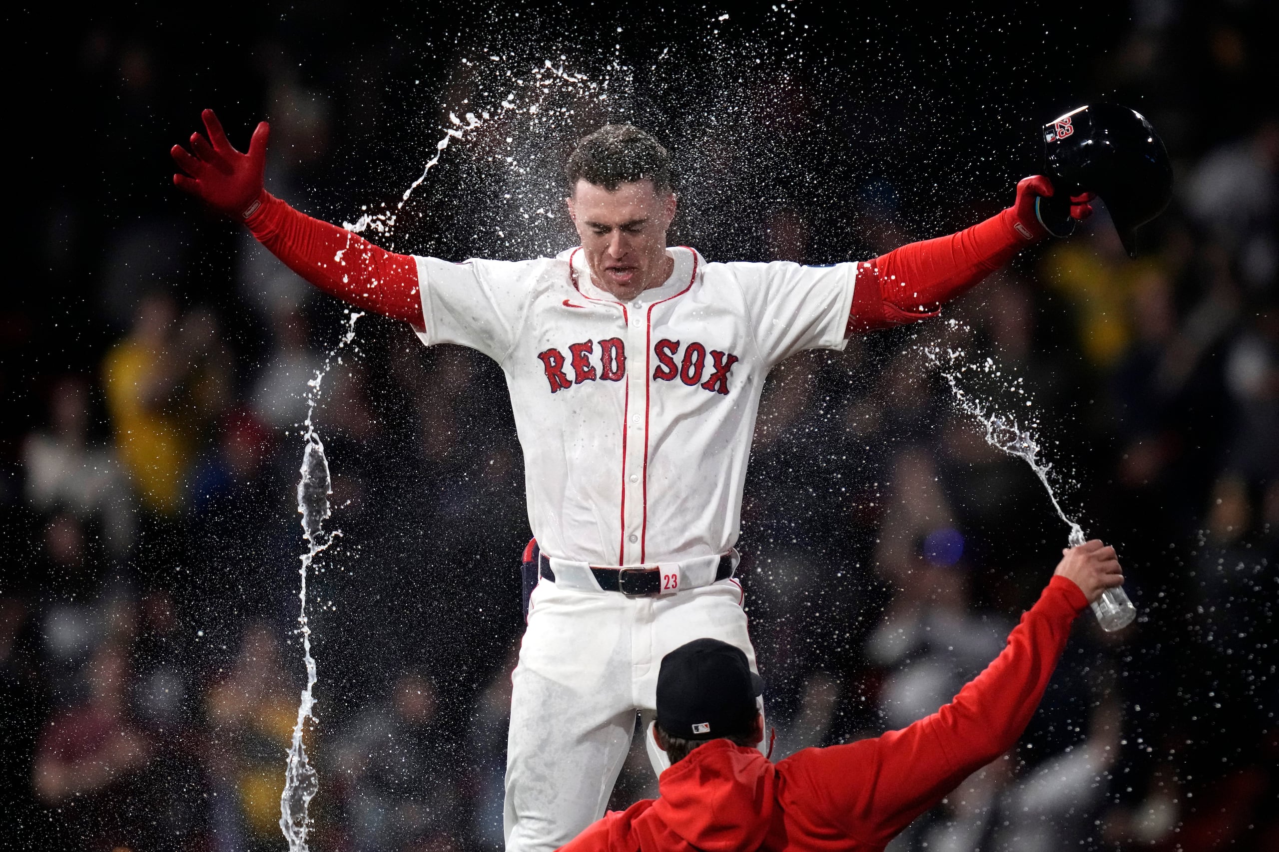 Romy Gonzalez, de los Red Sox, es bañado en agua luego de conectar el sencillo ganador en la 12ma entrada.