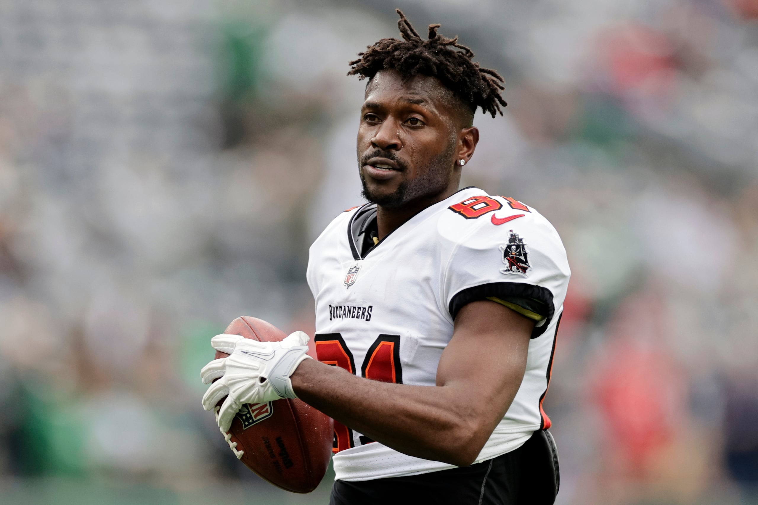 ARCHIVO - Foto del 2 de enero del 2022, el receptor de los Buccaneers de Tampa Bay Antonio Brown en el encuentro ante los Jets de Nueva York. (AP Foto/Adam Hunger, Archivo)