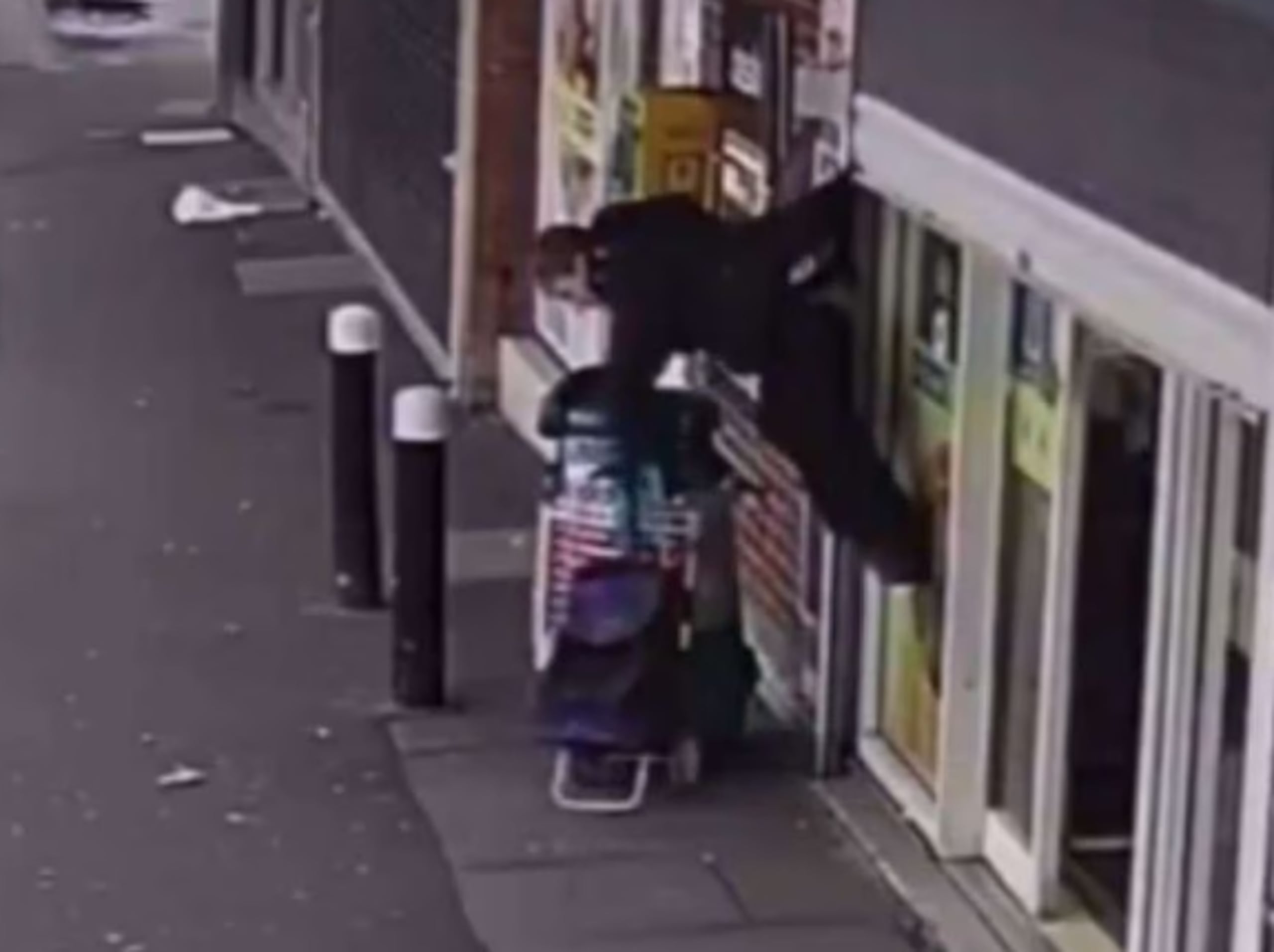 Anne Hughes esperaba que abrieran la tienda donde trabaja, pero su suéter se atoró en la cortina y quedó colgando de la misma.