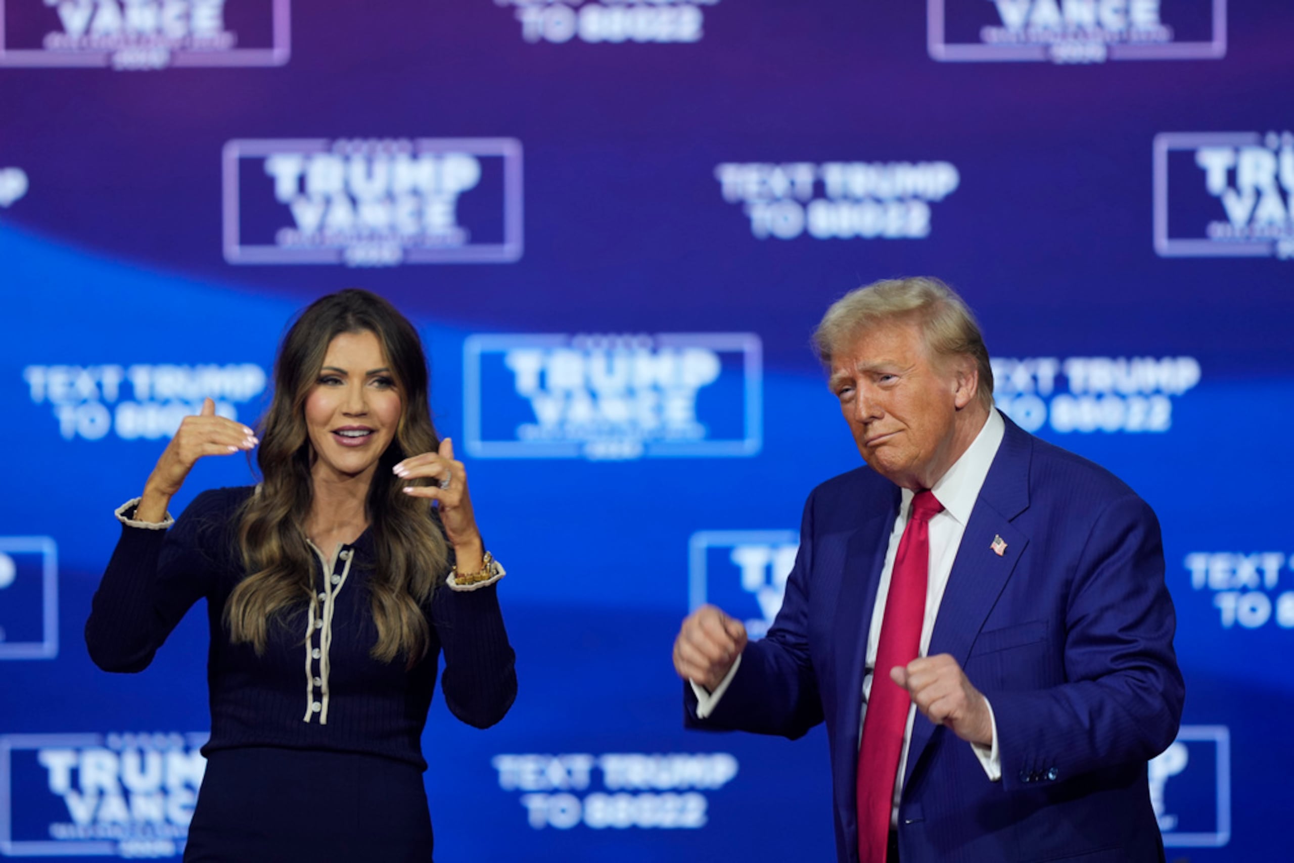 Kristi Noem y Donald Trump bailan la canción "Y.M.C.A." durante un evento de campaña en el Greater Philadelphia Expo Center & Fairgrounds, el 14 de octubre de 2024, en Oaks, Pensilvania.