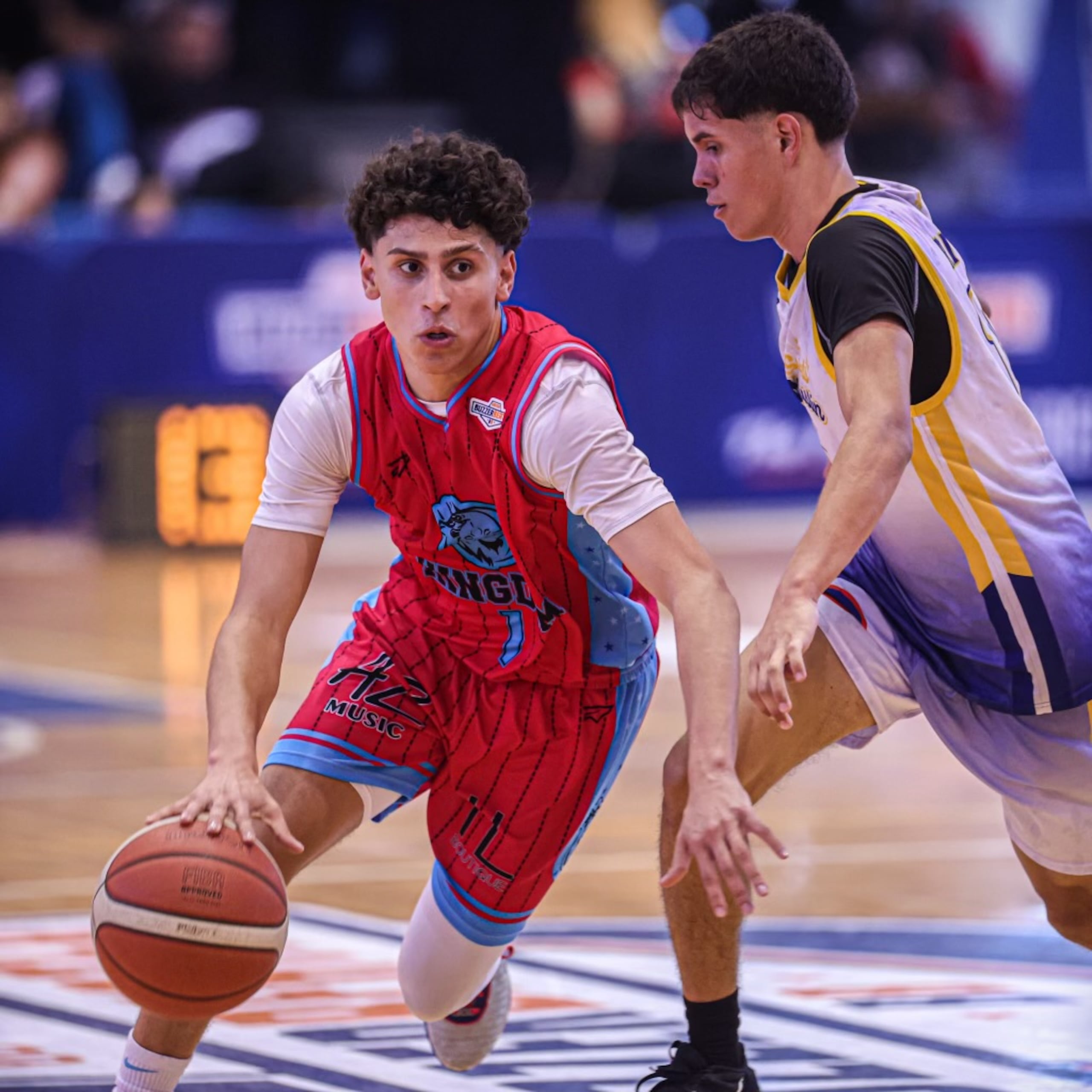 El armador de Kingdom, Janiel Molina, maneja el balón durante los octavos de final del Buzzer Beater.