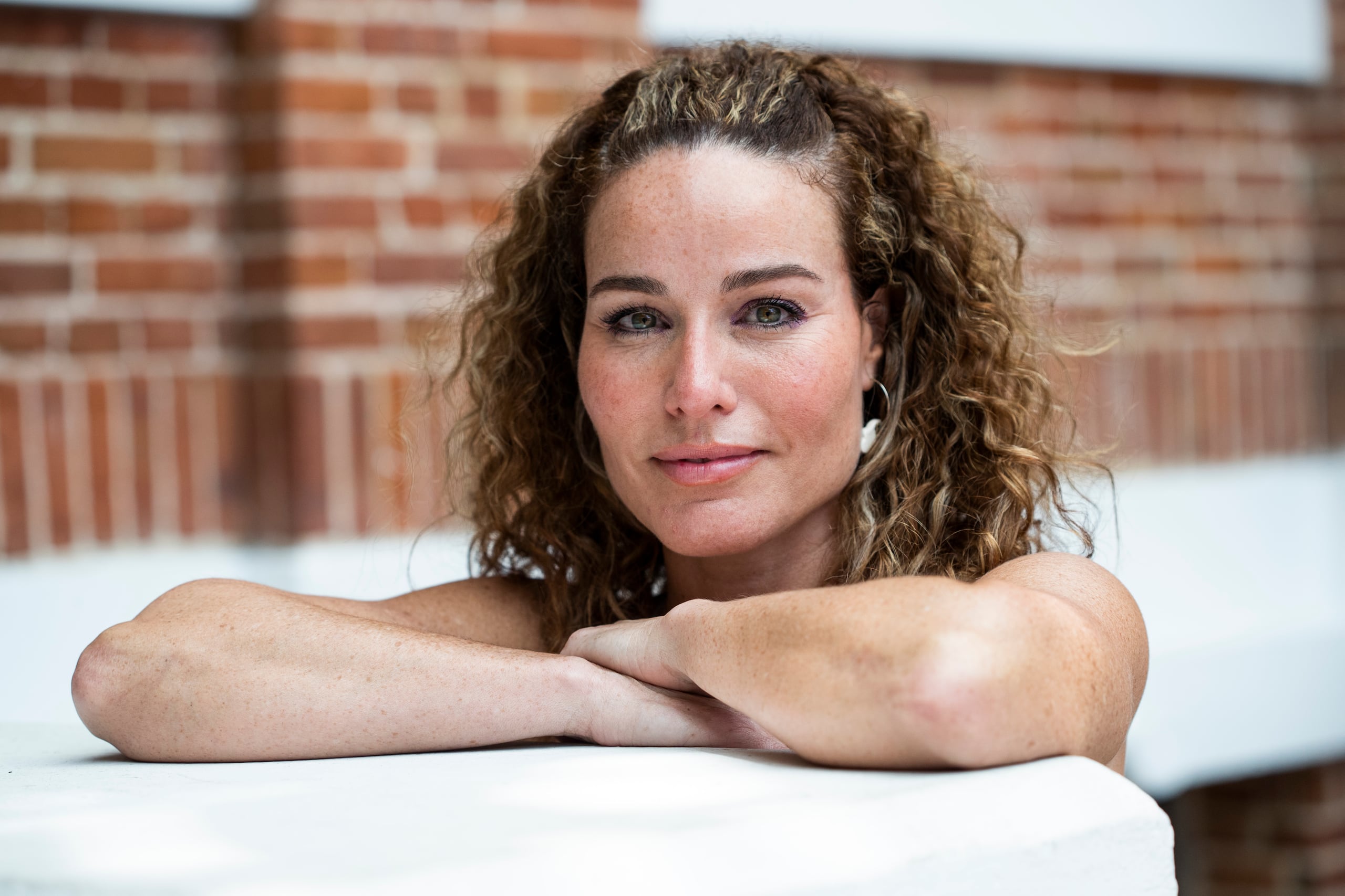 La actriz Isel Rodríguez asume el rol protagónico de "La Pecera" encarnando a una paciente de cáncer de colon metastásico.