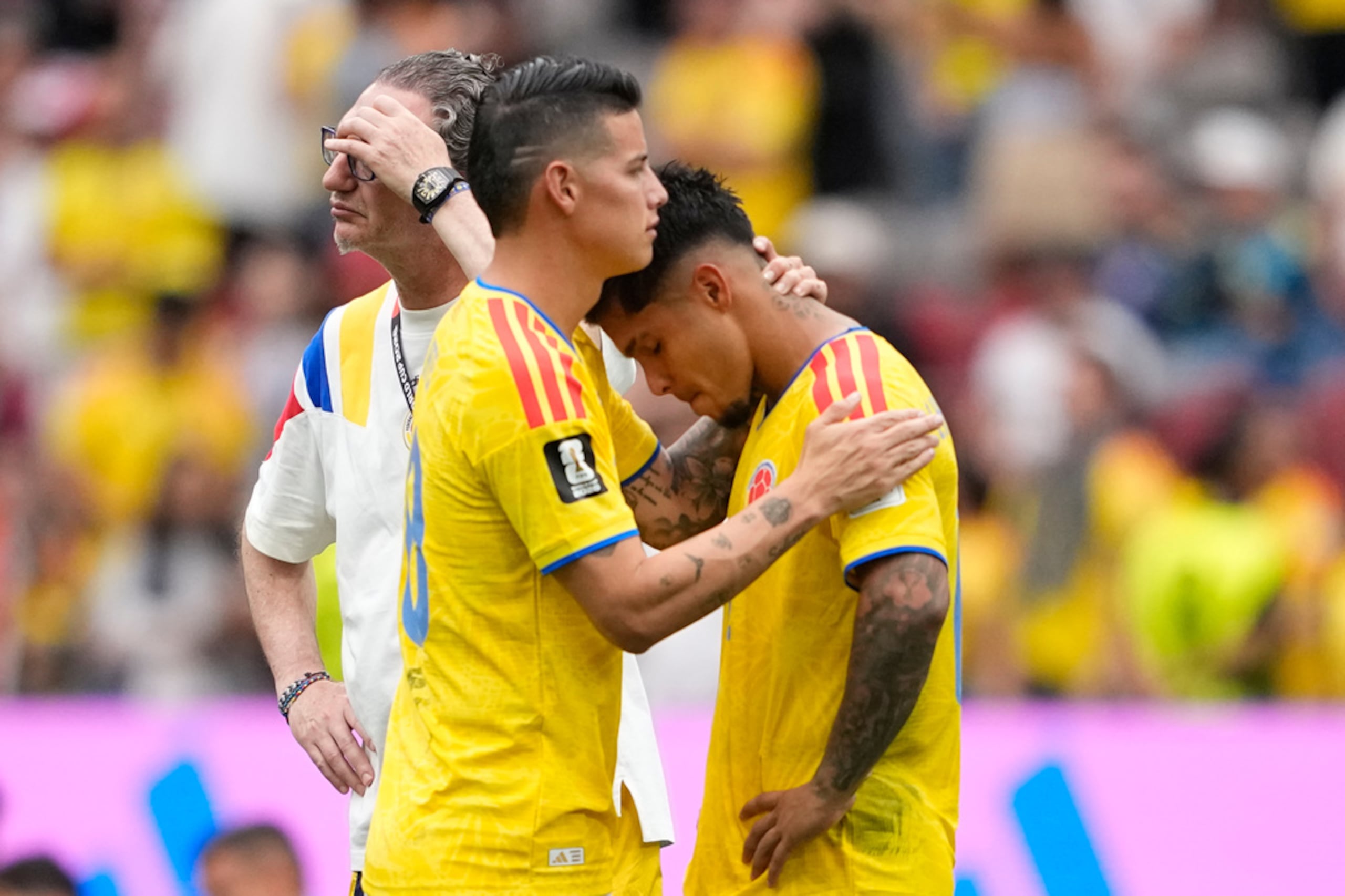 James Rodríguez consuela a Cucho Hernández, su compañero de la selección de Colombia, tras la derrota por penales ante Suiza en los octavos de final de la Copa del Mundo.