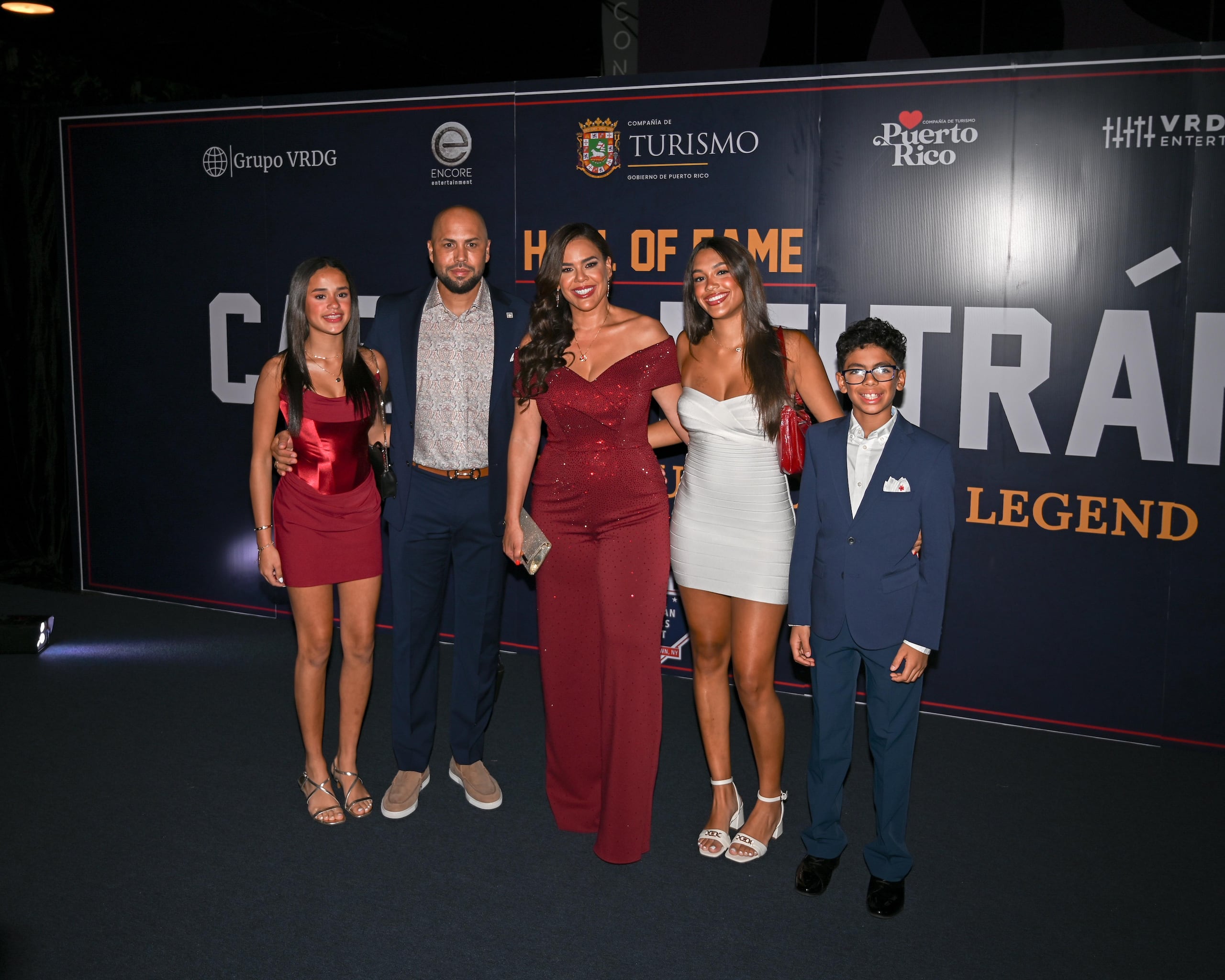 Carlos Beltrán junto a su familia en la alfombra roja en el Coca-Cola Hall Music Hall.