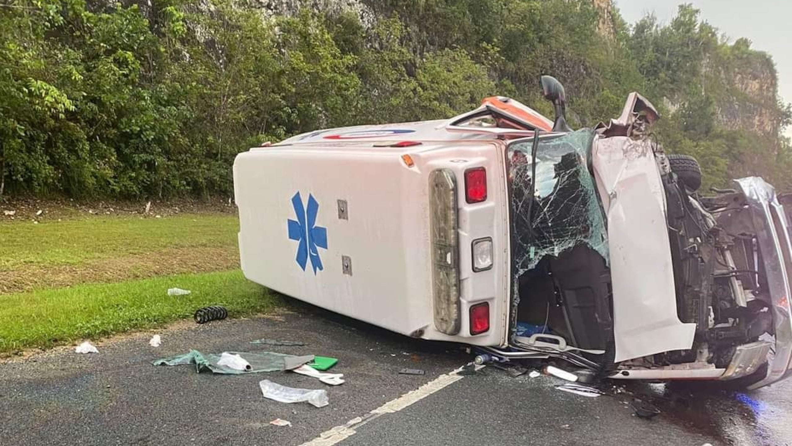 La carretera PR10 permanece cerrada tras el accidente, en el que varias personas resultaron heridas.