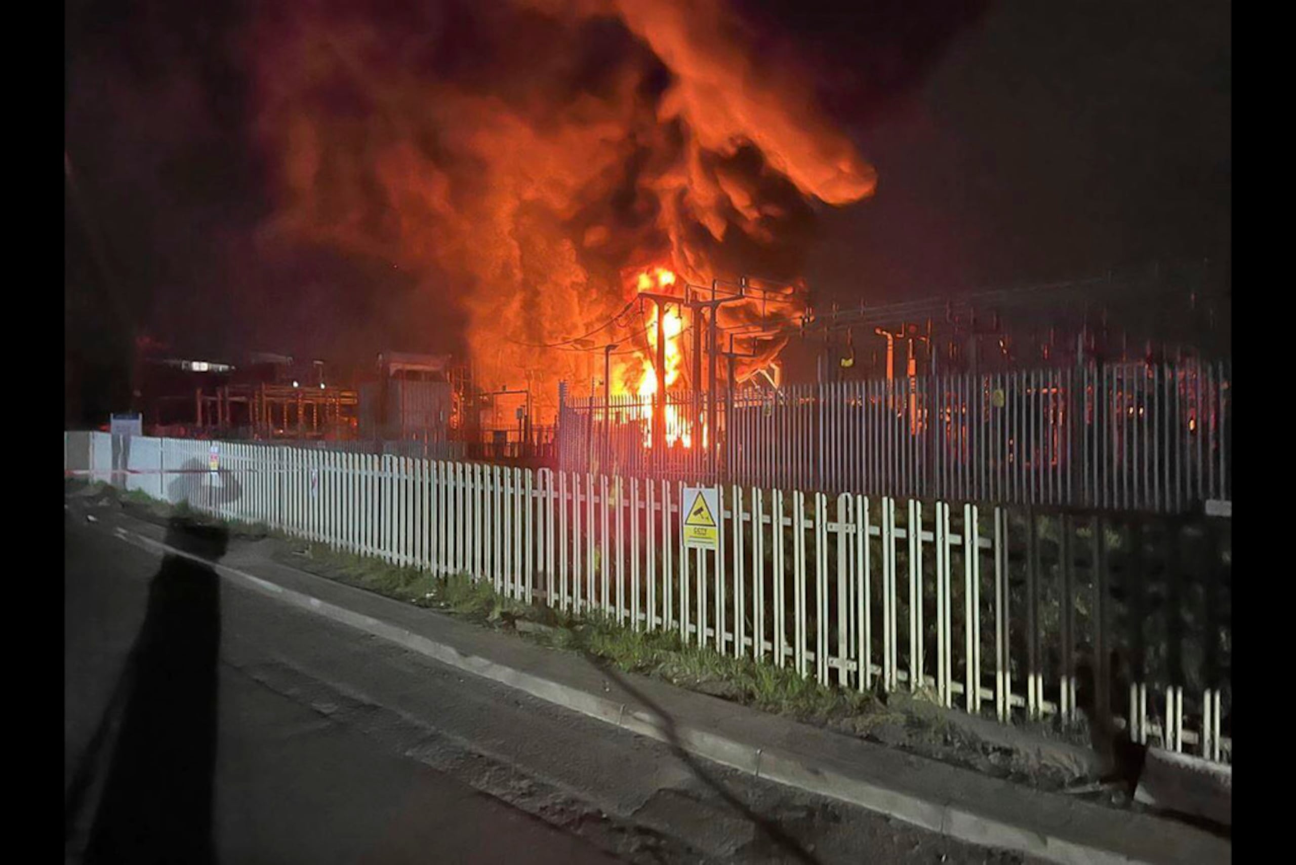 En esta imagen, distribuida por el departamento de bomberos de Londres, se muestra un incendio en la subestación eléctrica de North Hyde, que provocó el cierre del aeropuerto de Heathrow en Londres, el 21 de marzo de 2025.