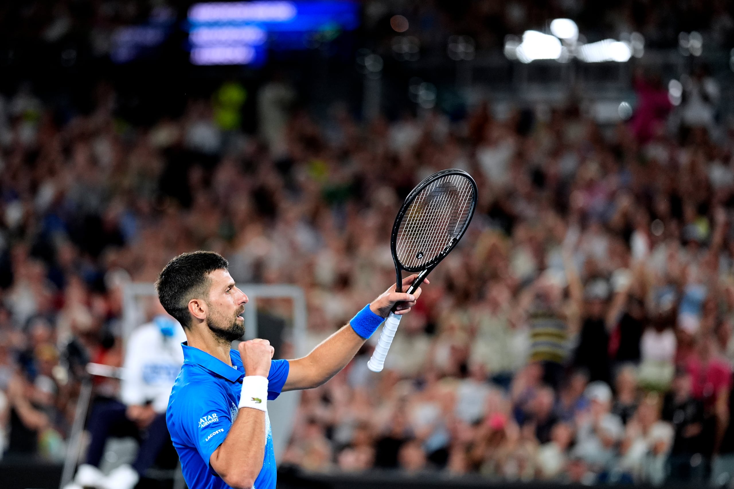 Novak Djokovic reacciona durante el partido contra Jiri Lehecka en el Abierto de Australia en Melbourne.
