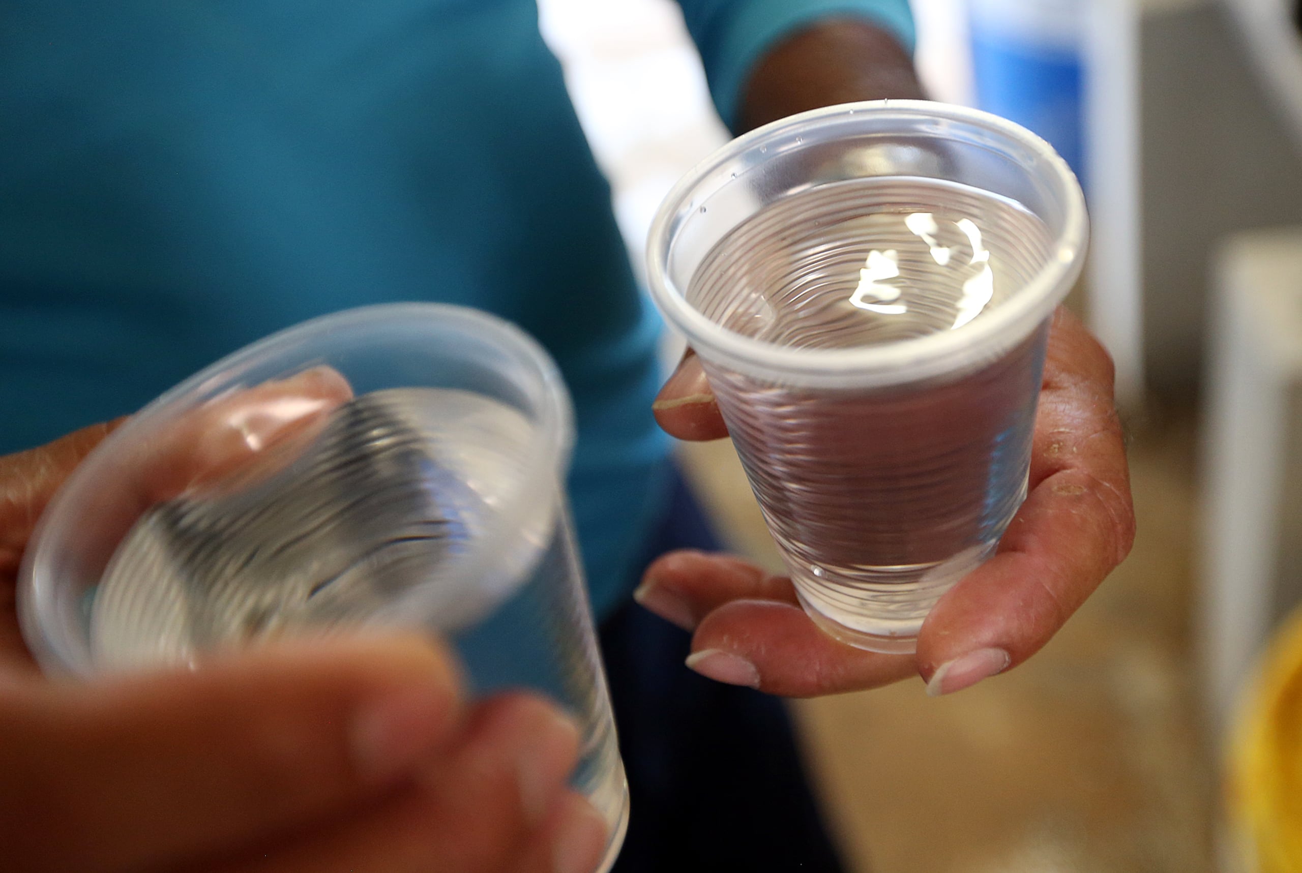 La activista ambiental Myrna Conti comenzó su exposición, sin ponencia escrita, criticando el vaso plástico con agua que se coloca en la mesa de ponentes en los salones de vistas públicas en el Capitolio.