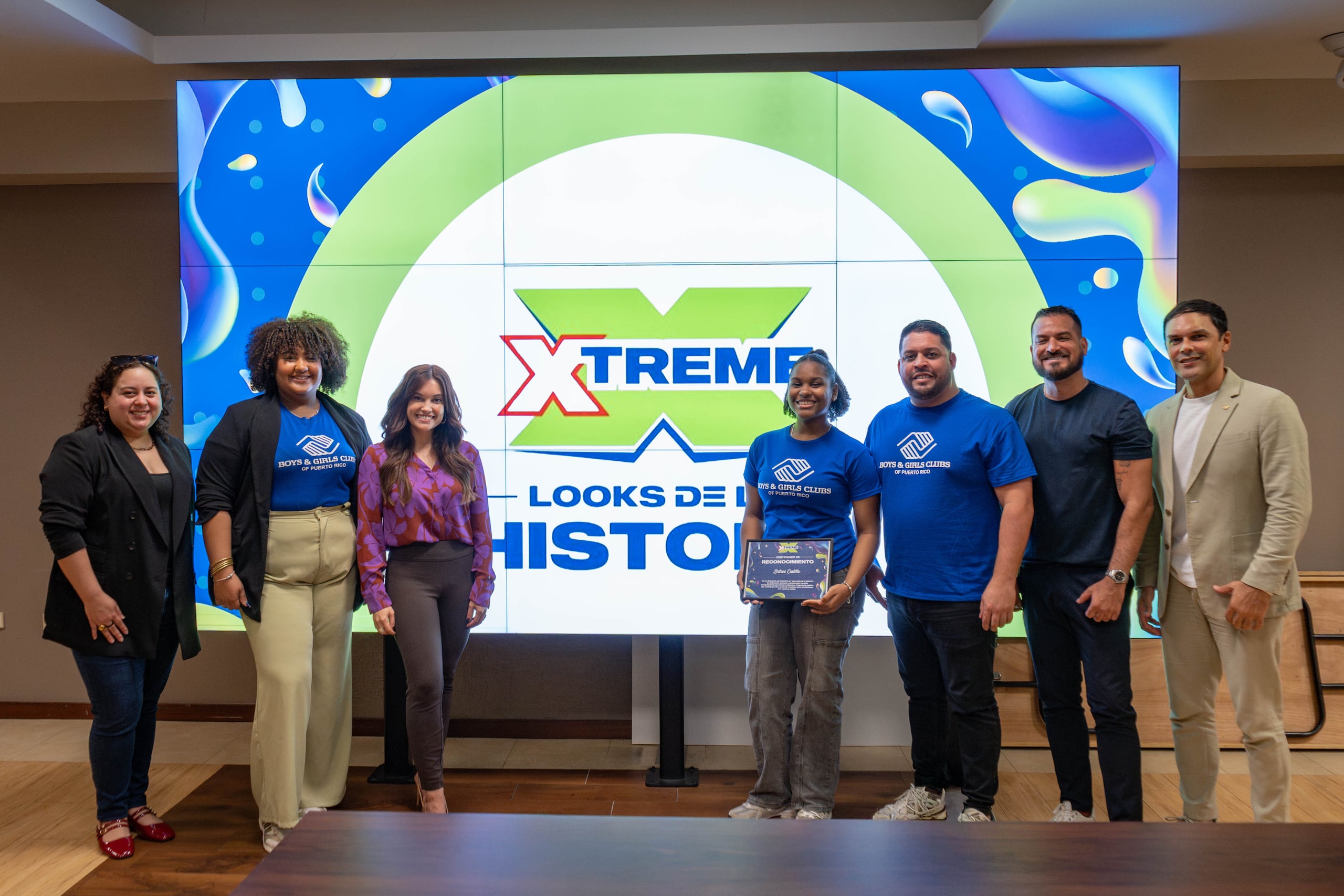 Ana Deliz ejecutiva de la agencia Sajo McCann; Ruth Custodio, facilitadora del grupo de Boys & Girls Clubs; Valerie Vargas, gerente de marca de Xtreme Gel Puerto Rico; Britani Castillo, una de las jóvenes galardonadas; José Santos, director del Club Boys & Girls Clubs de Las Margaritas; Miguel Dejesús, presidente de la agencia Grupo 35 y Osvaldo Mártir, director de comunicaciones de Boys & Gilrs Clubs de Puerto Rico.