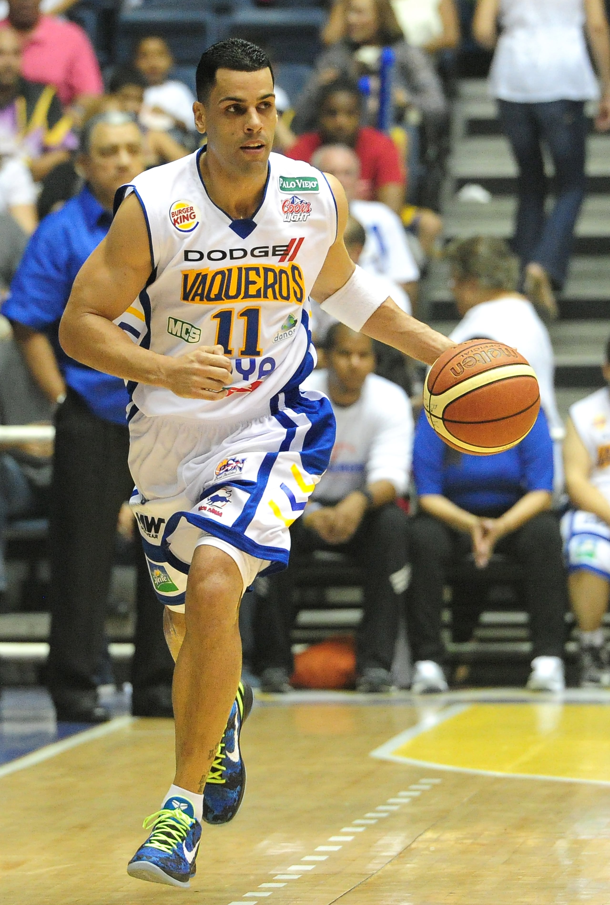 Christian Dalmau en un partido de la Serie del Baloncesto Superior Nacional 2012, entre los Vaqueros de Bayamón y los atléticos de San Germán.