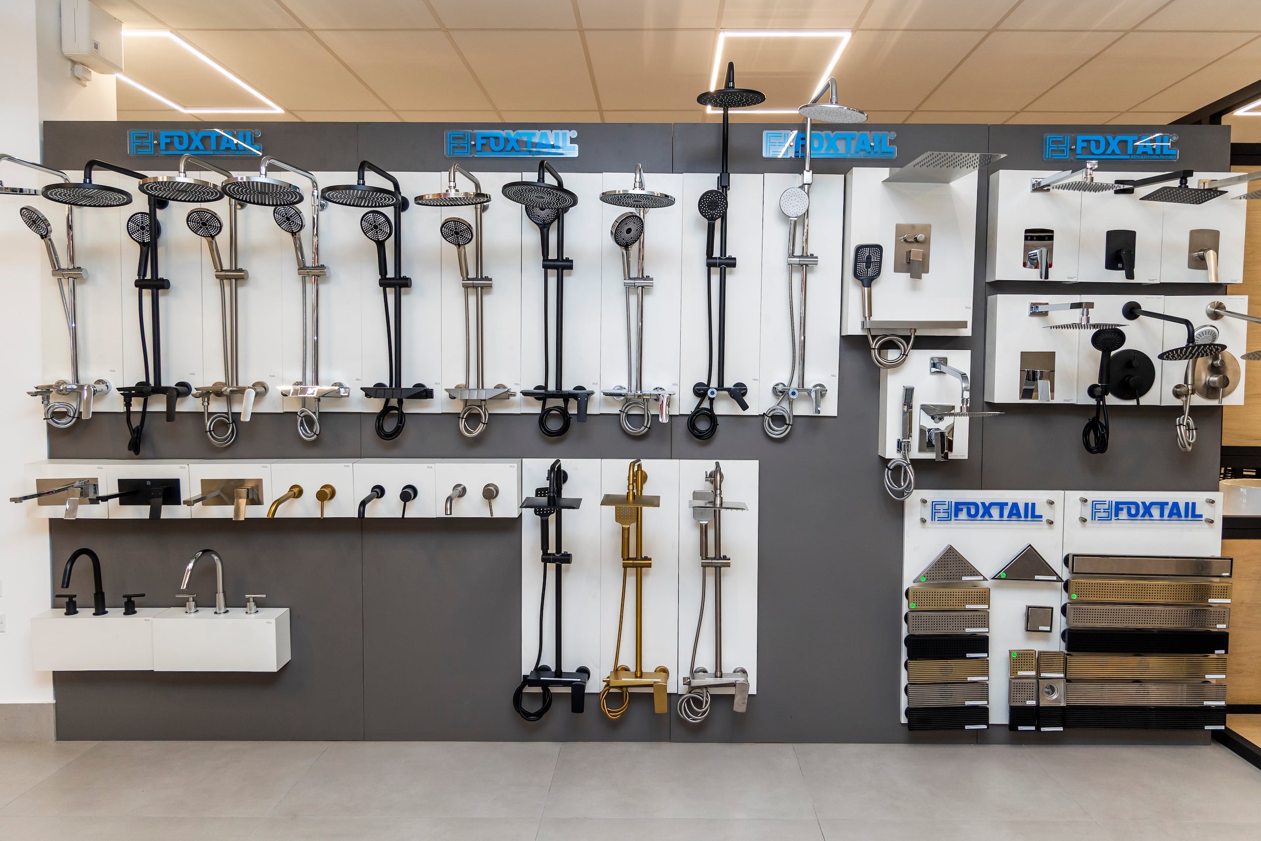 Grifos de ducha en diversos terminados que realzan la decoración.