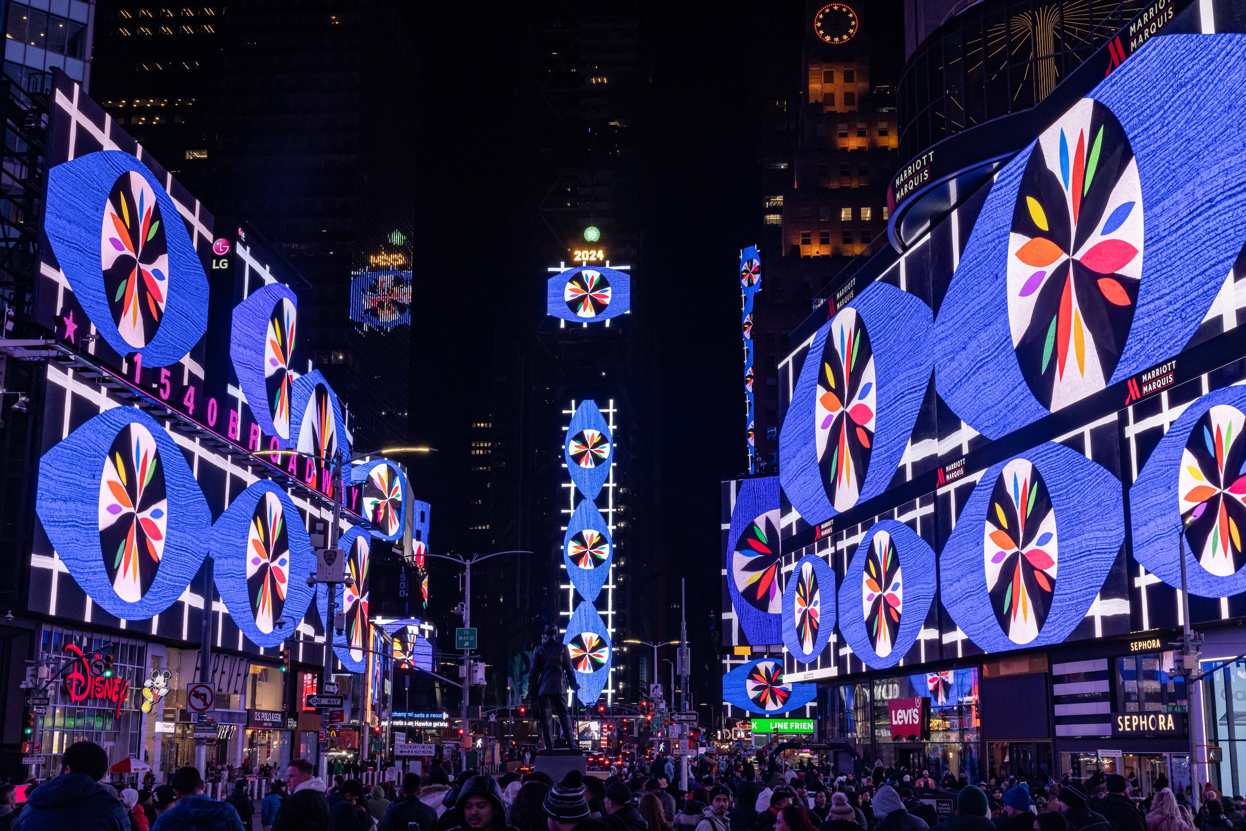 Nora Maite Nieves presenta su obra a través del video "Eyes of the Sea/Ojos del Mar", el cual invita a un colorido viaje visual a través de los símbolos,
texturas y elementos ornamentales de sus raíces caribeñas.