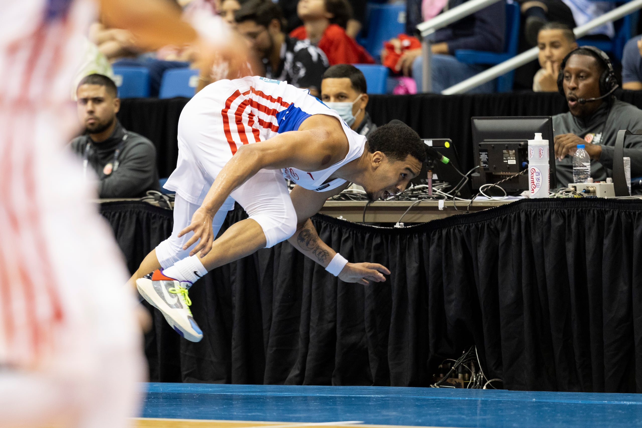 Tremont Waters se estrelló contra una cámara cuando intentó salvar el balón en una jugada.