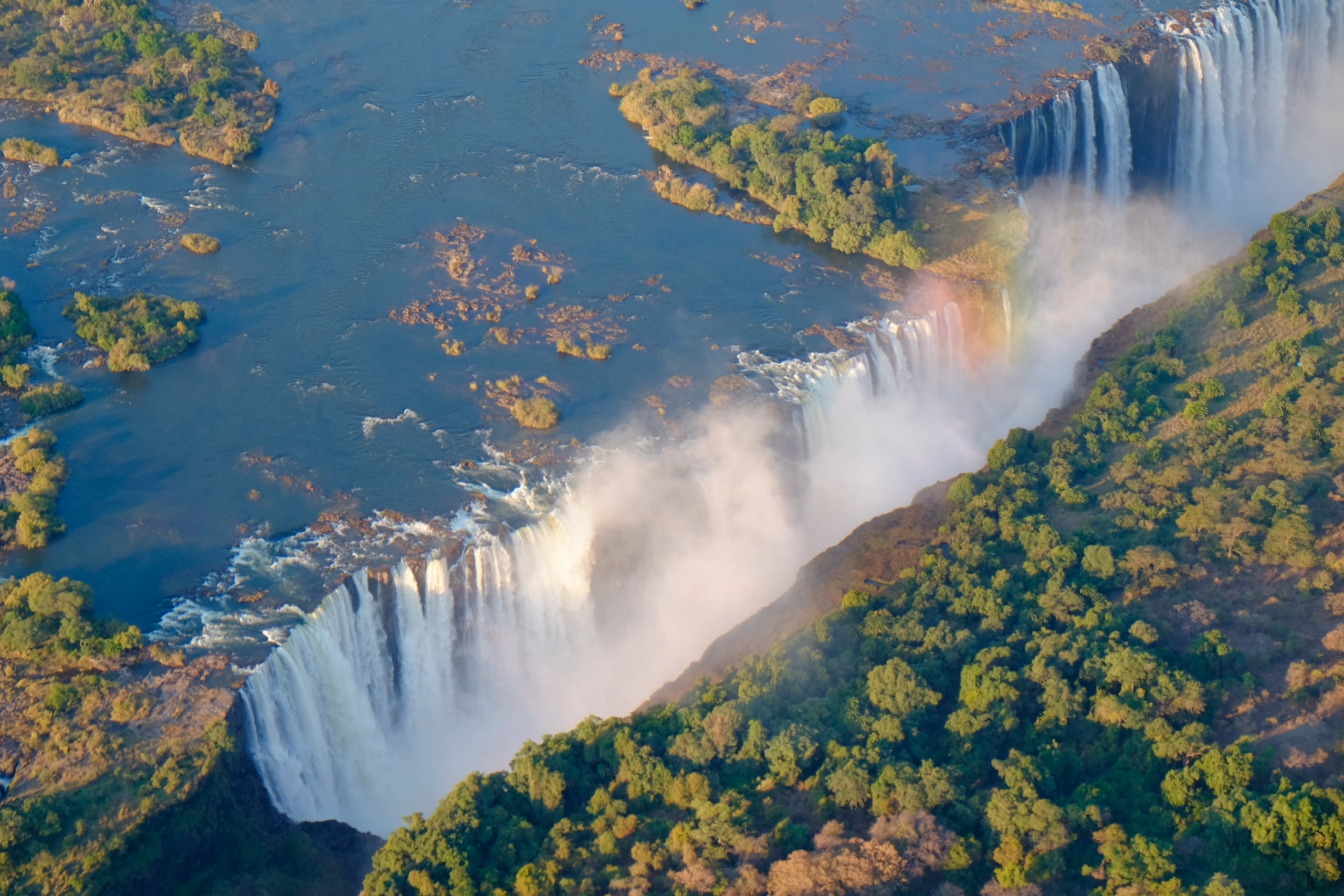 Las cataratas Victoria son una cascada en el río Zambeze, ubicada en la frontera entre Zambia y Zimbabue.