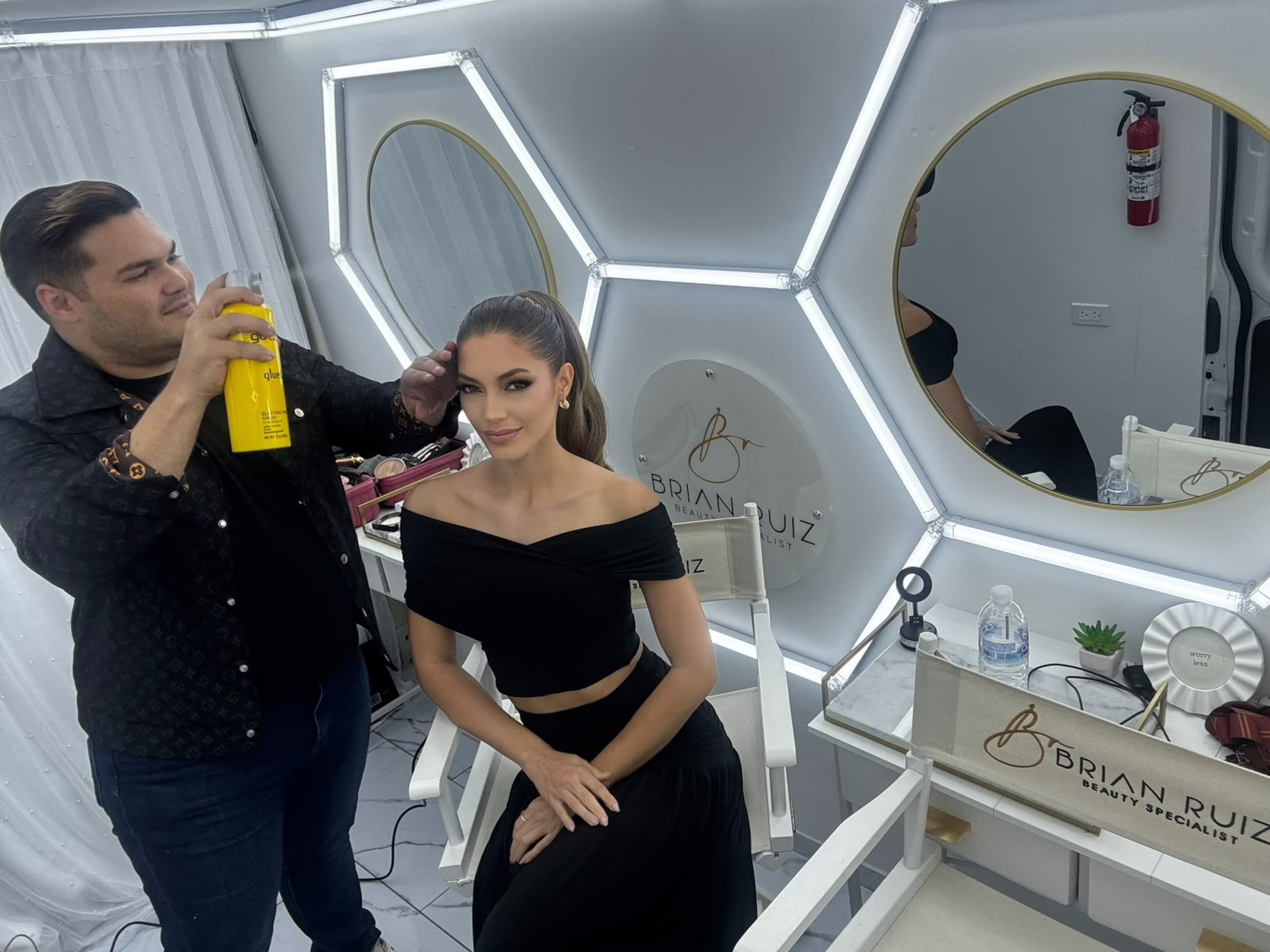 Entre las clientas de Brian Ruiz se encuentra la modelo Chelsey García, quien fue finalista en Miss Universe Puerto Rico 2026 y ahora representa a la Isla como Miss Cosmo Puerto Rico 2026.