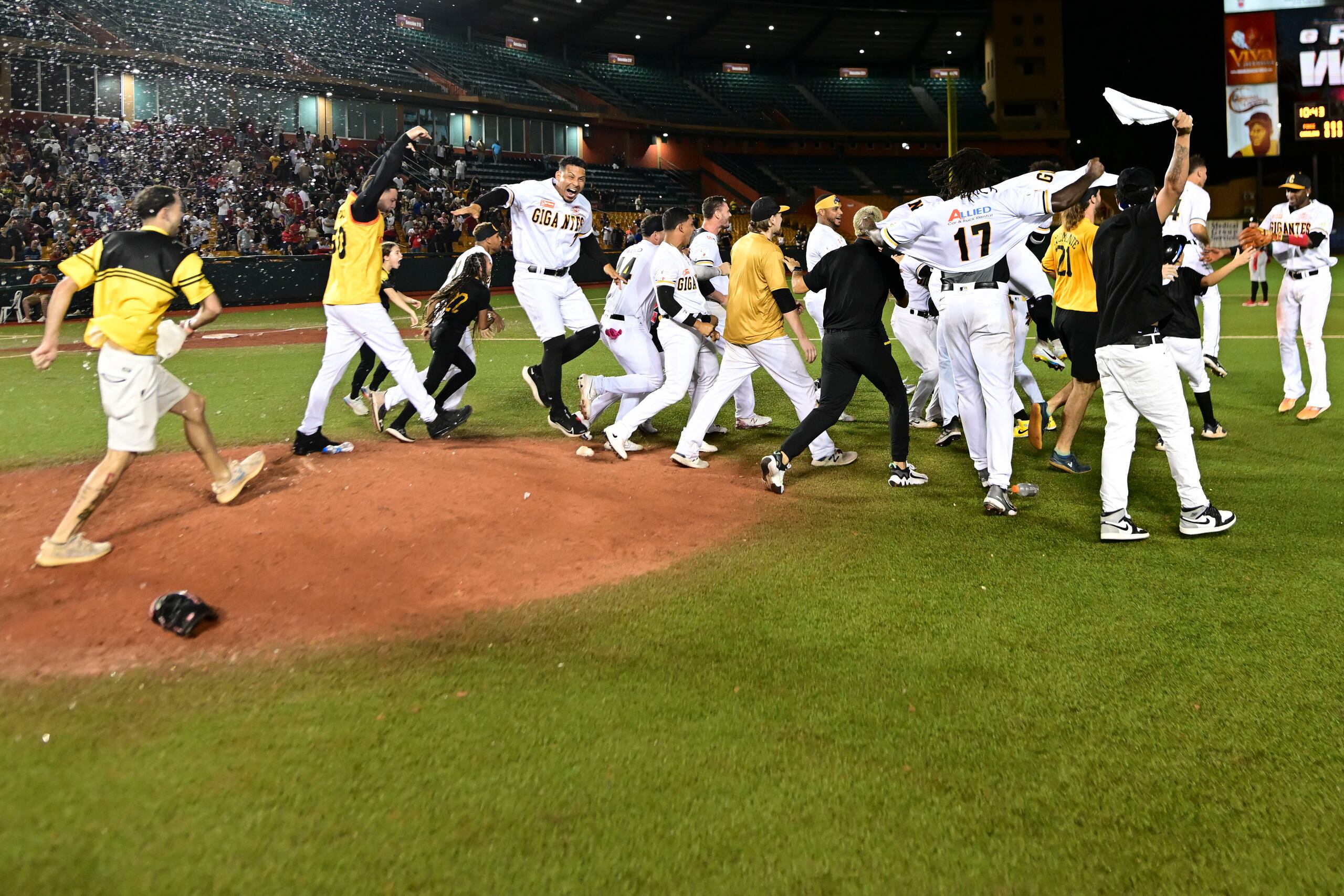 Los Gigantes celebran en el terreno de juego su pase a la final.