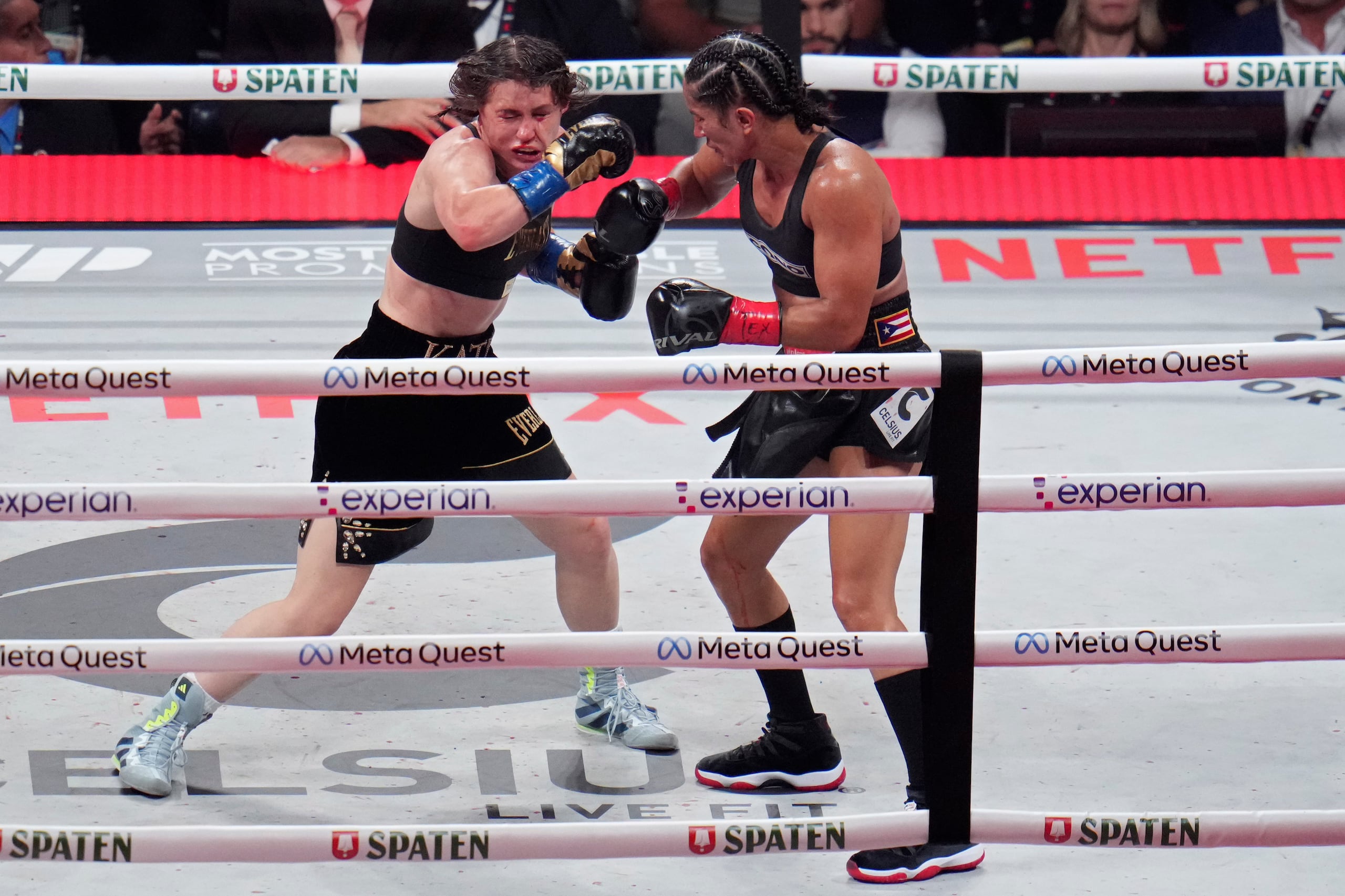 Katie Taylor, a la izquierda, ha ganado apretadamente los previos dos combates contra Amanda Serrano. En la foto aparecen en su combate de noviembre pasado en Texas.