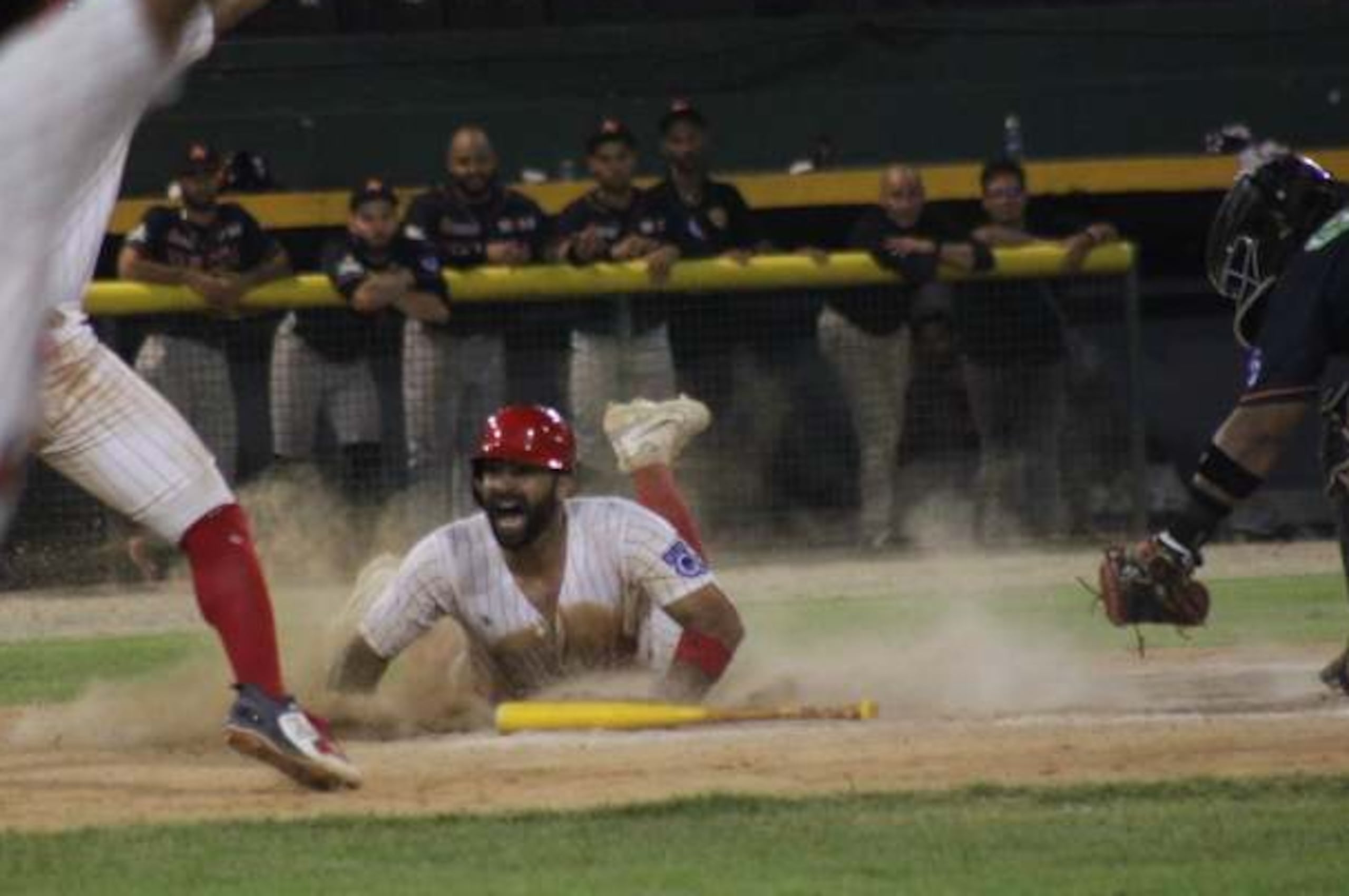 Luis Román anotó la carrera decisiva para darle a los Mulos de Juncos un triunfo 8-7 sobre los Azucareros de Yabucoa.