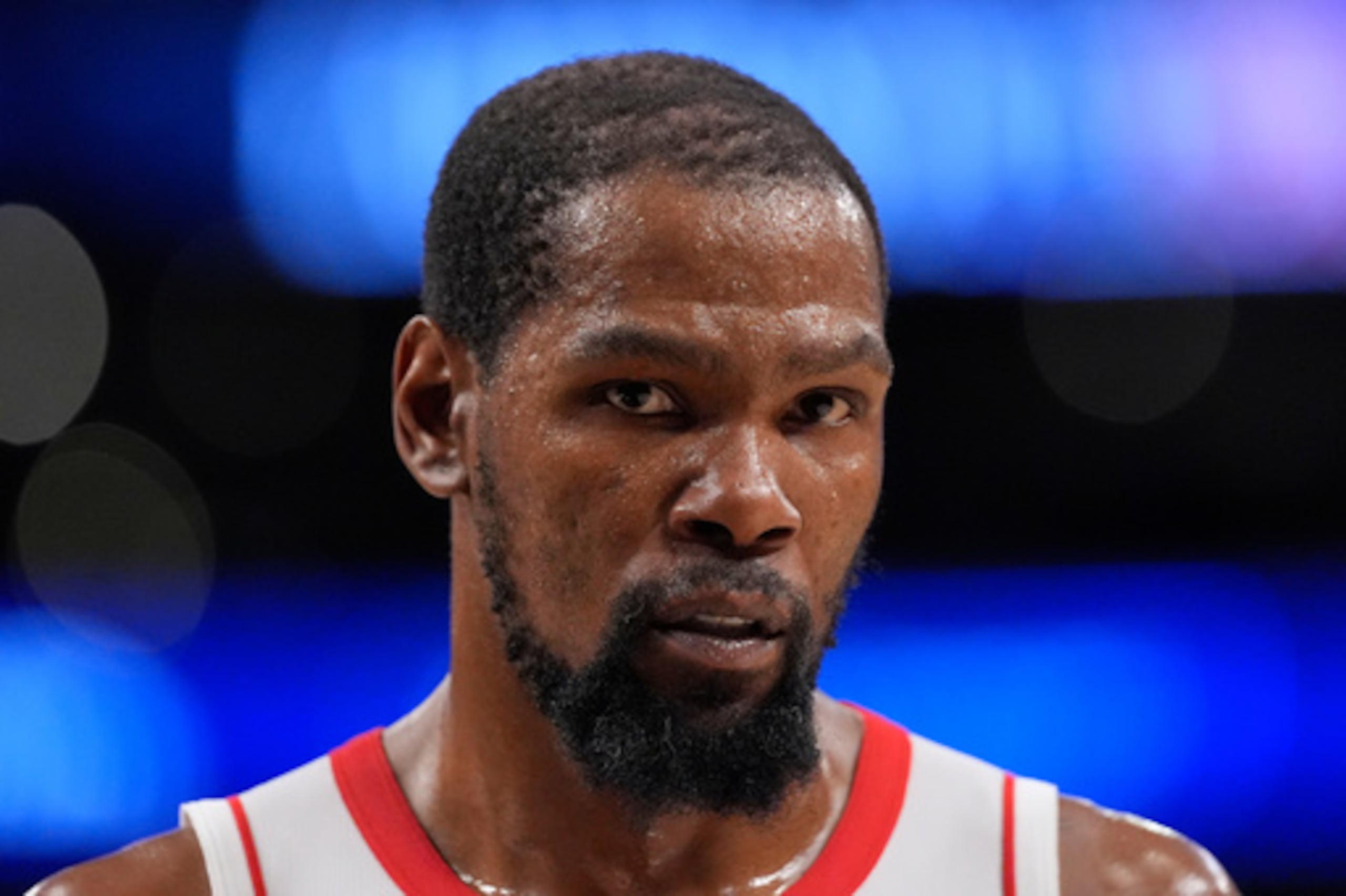 El alero de los Houston Rockets Kevin Durant permanece en la cancha durante la segunda mitad del segundo partido de la primera ronda de los playoffs de baloncesto de la NBA contra Los Ángeles Lakers, el martes 21 de abril de 2026, en Los Ángeles. (AP Photo/Mark J. Terrill)