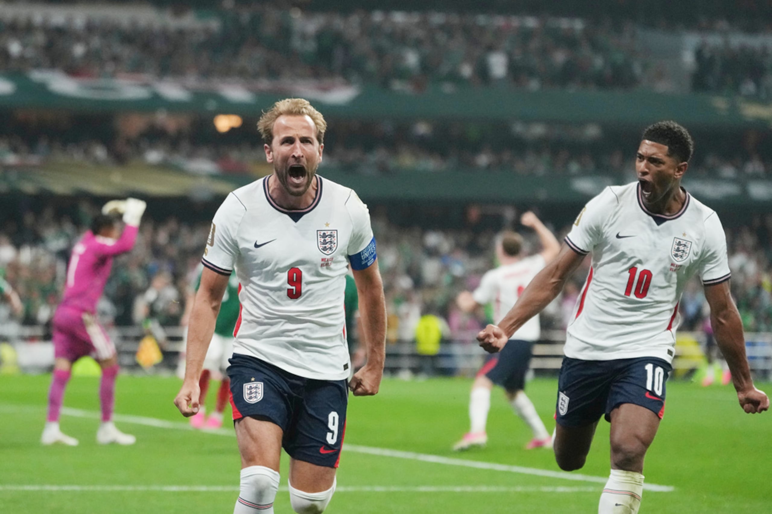 Harry Kane (9), de Inglaterra, celebra con su compañero Jude Bellingham (10) tras marcar el tercer gol de su equipo de penalti durante el partido de octavos de final del Mundial entre México e Inglaterra en Ciudad de México, el domingo 5 de julio de 2026. (Foto AP/Eduardo Verdugo)