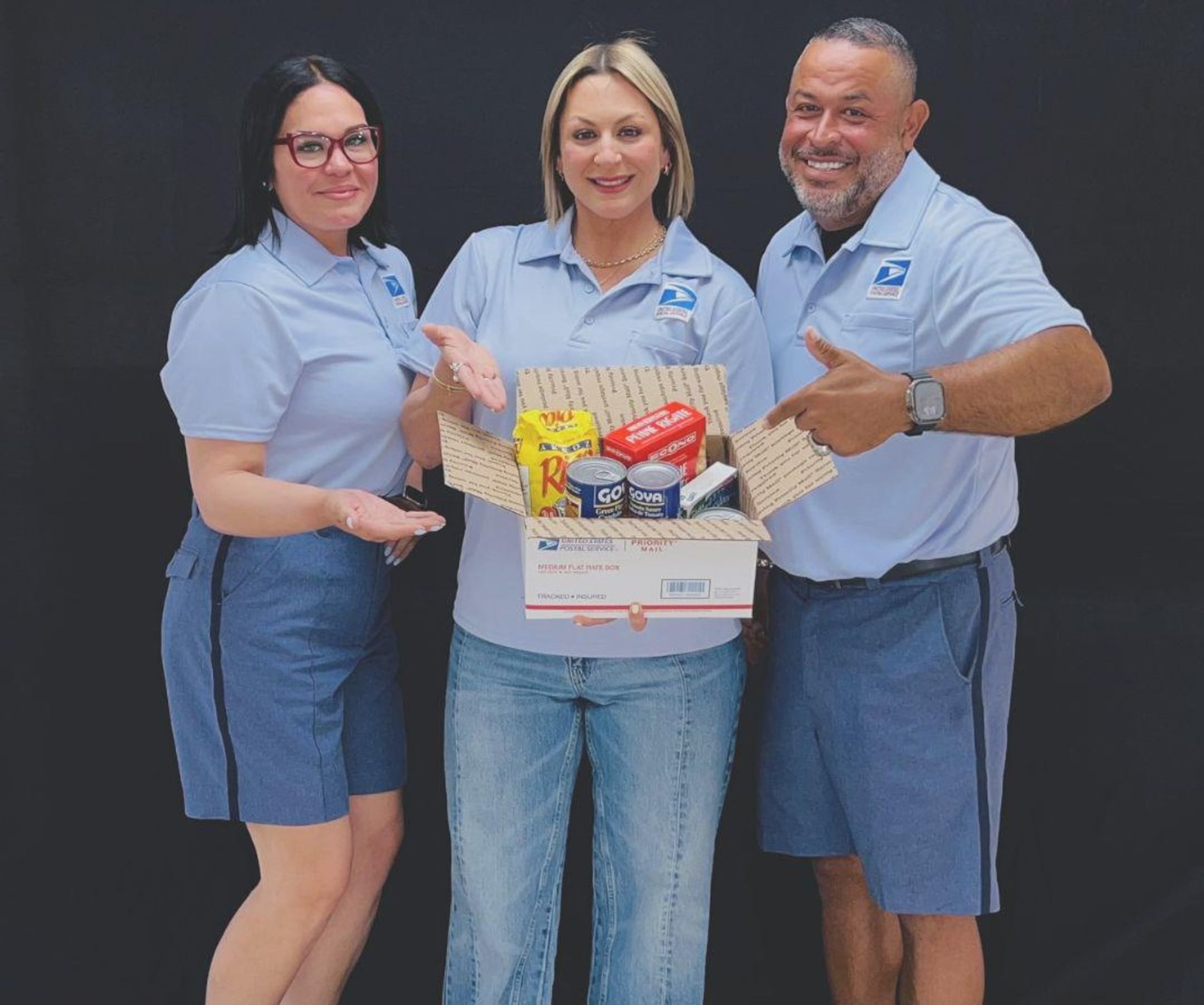Cristina Tristani y Michael Rivera, coordinadores de los carteros, junto a la coanimadora de "Hoy día Puerto Rico", Pamela Noa, una de las figuras que se ha unido a la campaña.