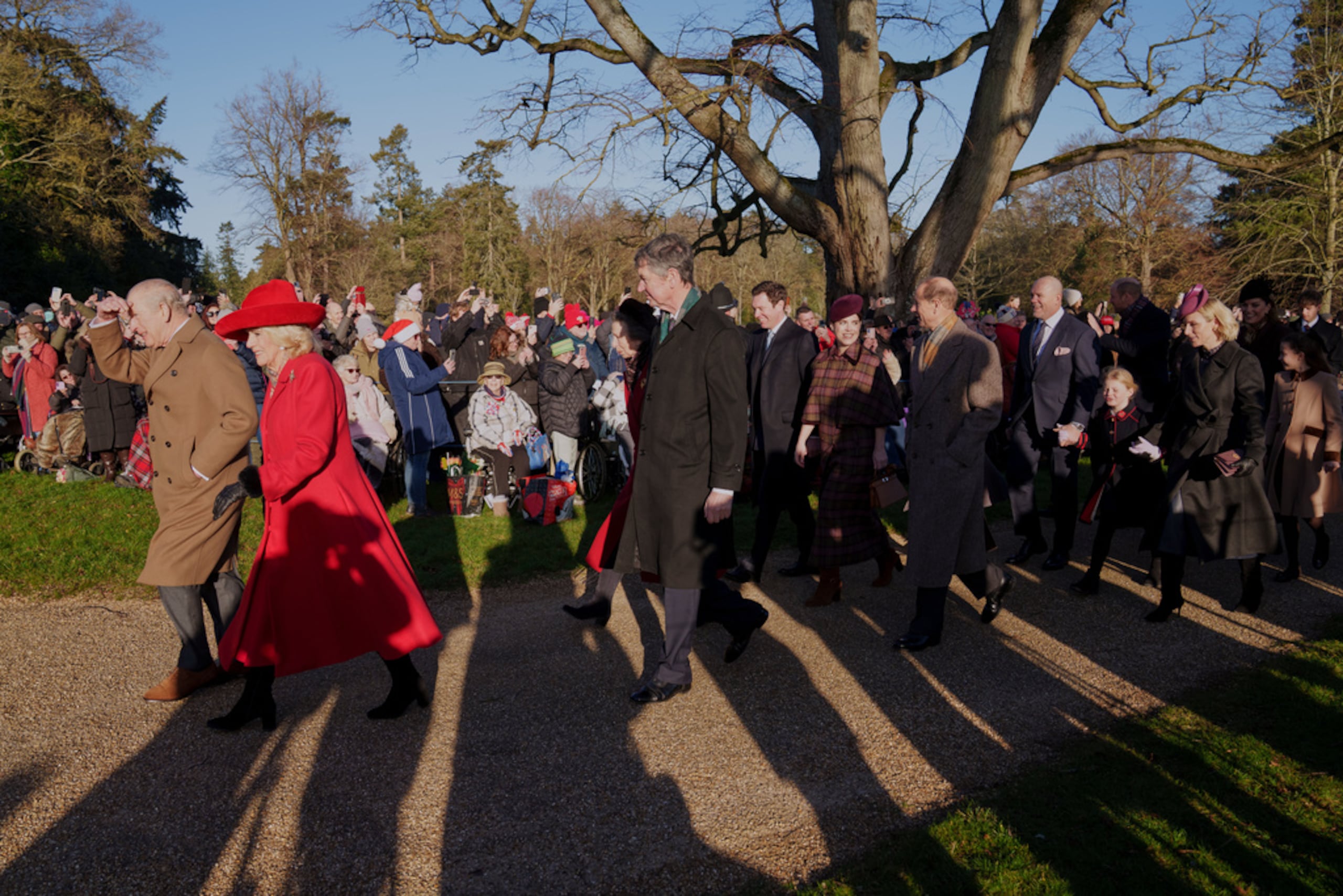 El rey Carlos III y la reina Camila de Gran Bretaña lideran la llegada para asistir al servicio del Día de Navidad en la iglesia de Santa María Magdalena en Sandringham, Norfolk, Inglaterra, el jueves 25 de diciembre de 2025.