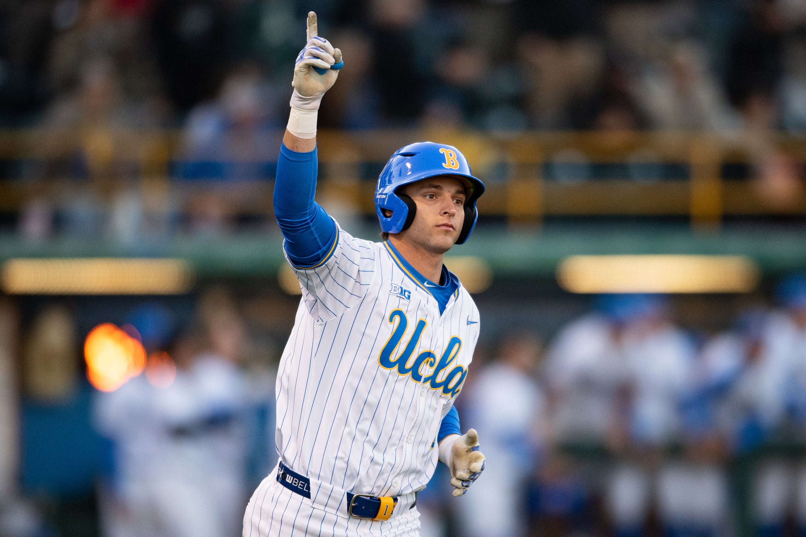 Roch Cholowsky, de UCLA, reacciona tras conectar un jonrón durante un partido de béisbol de la NCAA contra Texas Christian, el 20 de febrero de 2025.