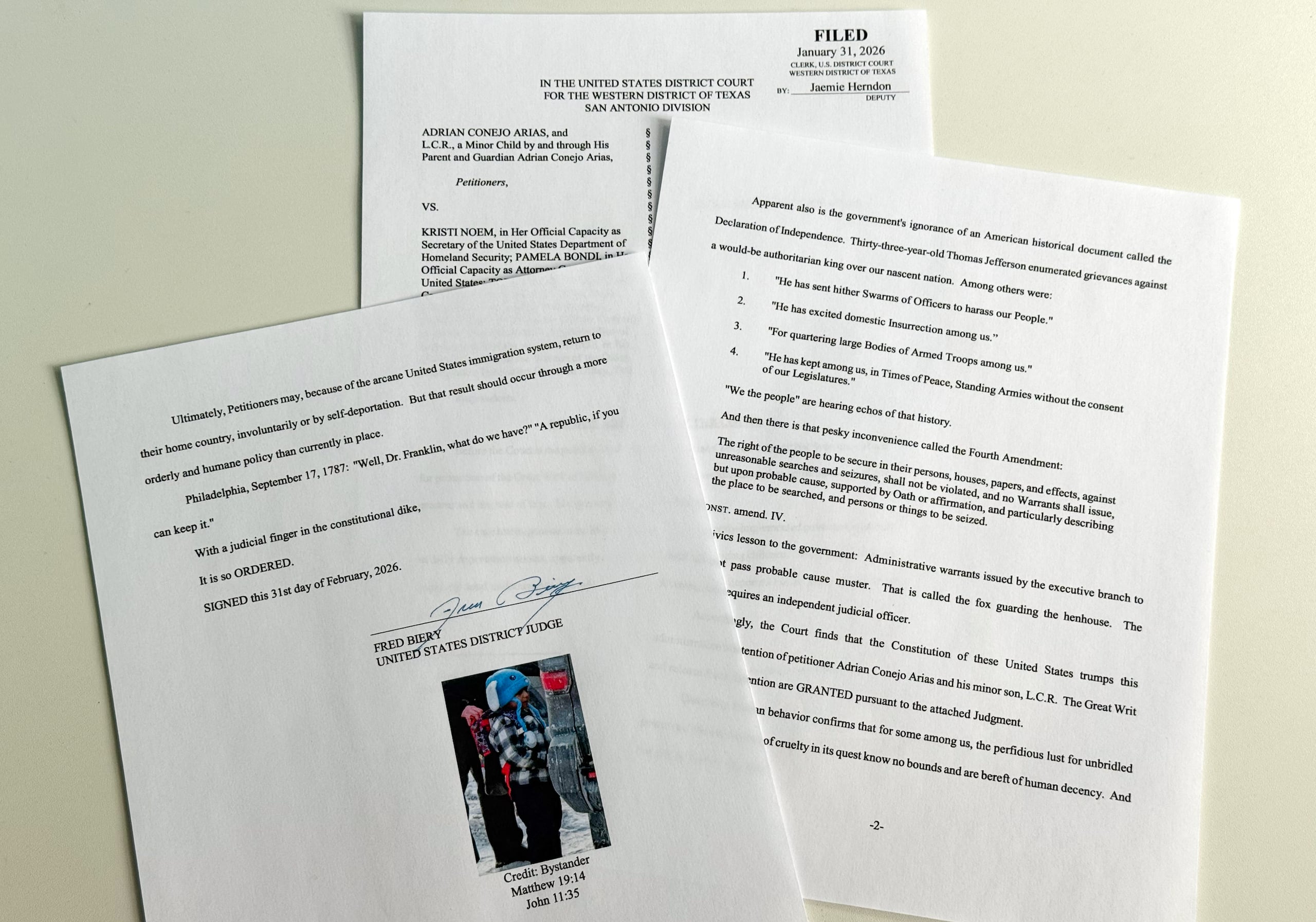 Una orden para liberar a Liam Conejo Ramos, de 5 años, y a su padre, incluye una foto del niño y referencias a versículos bíblicos bajo la firma del juez federal de distrito Fred Biery.