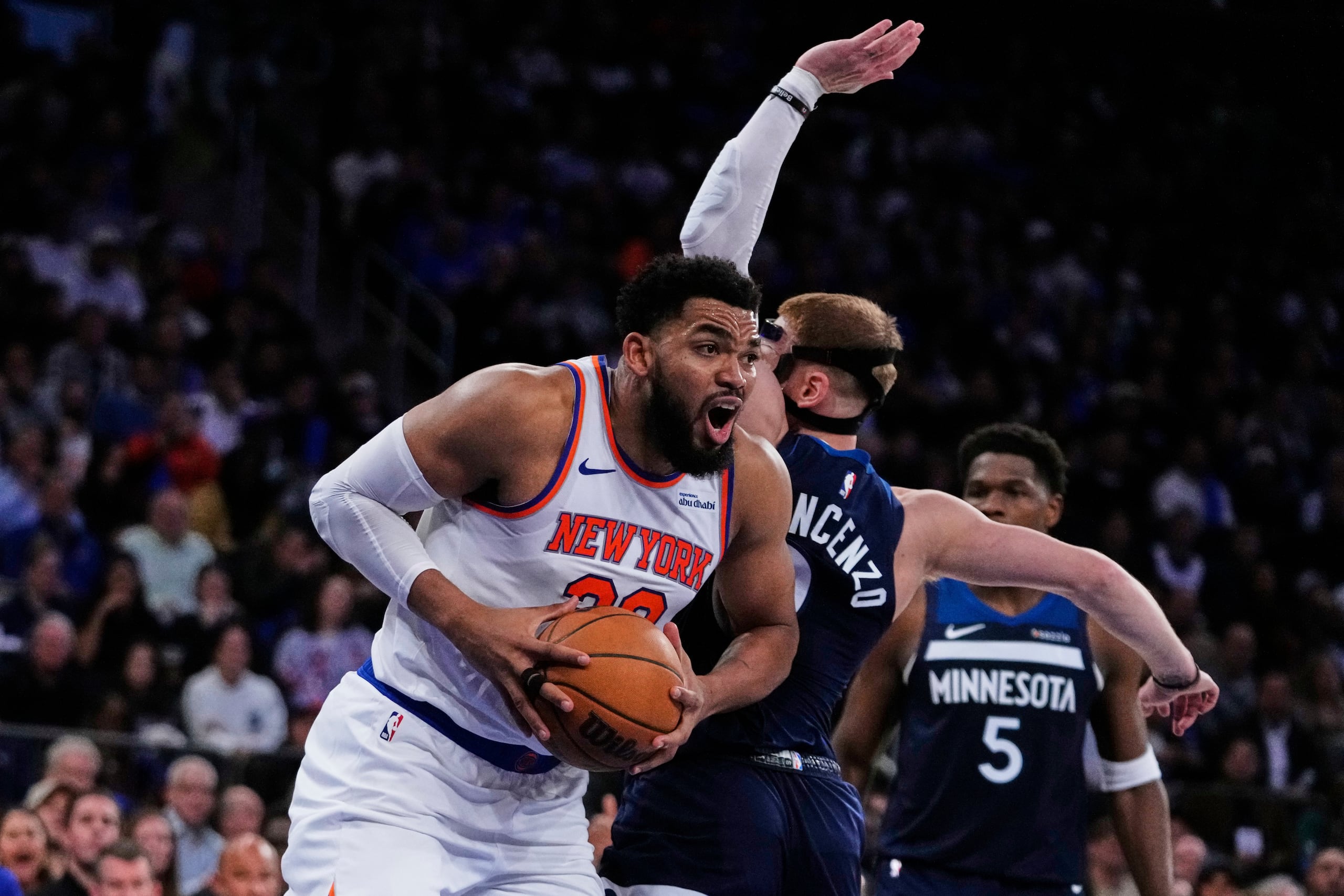 Karl-Anthony Towns, izquierda, de los Knicks de Nueva York, supera a Donte Divincenzo, de los Timberwolves de Minnesota, durante la segunda mitad del juego de baloncesto de la NBA, el miércoles 5 de noviembre de 2025, en el Madison Square Garden, en Nueva York.