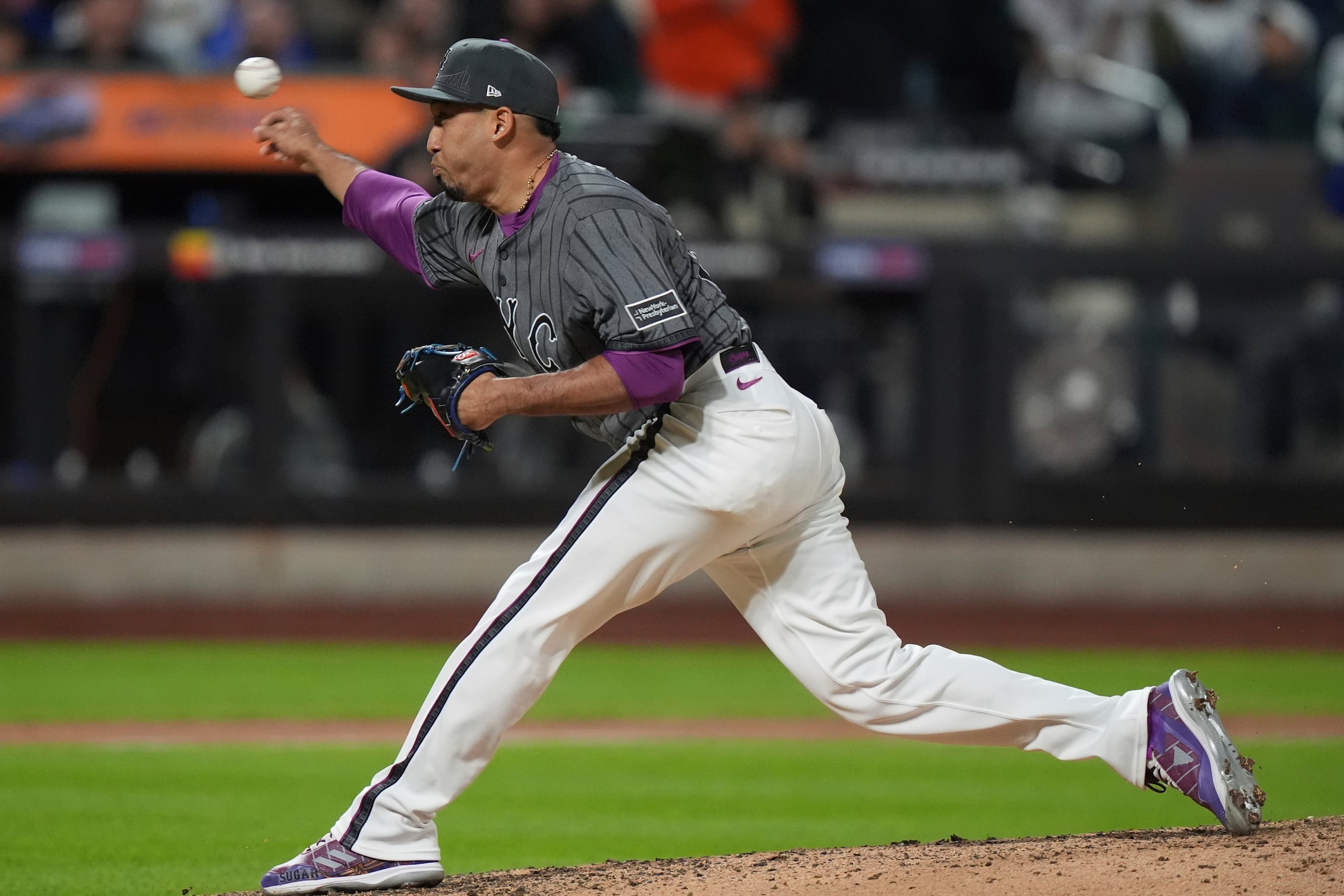 Edwin Díaz lanza en la octava entrada contra los Dodgers.
