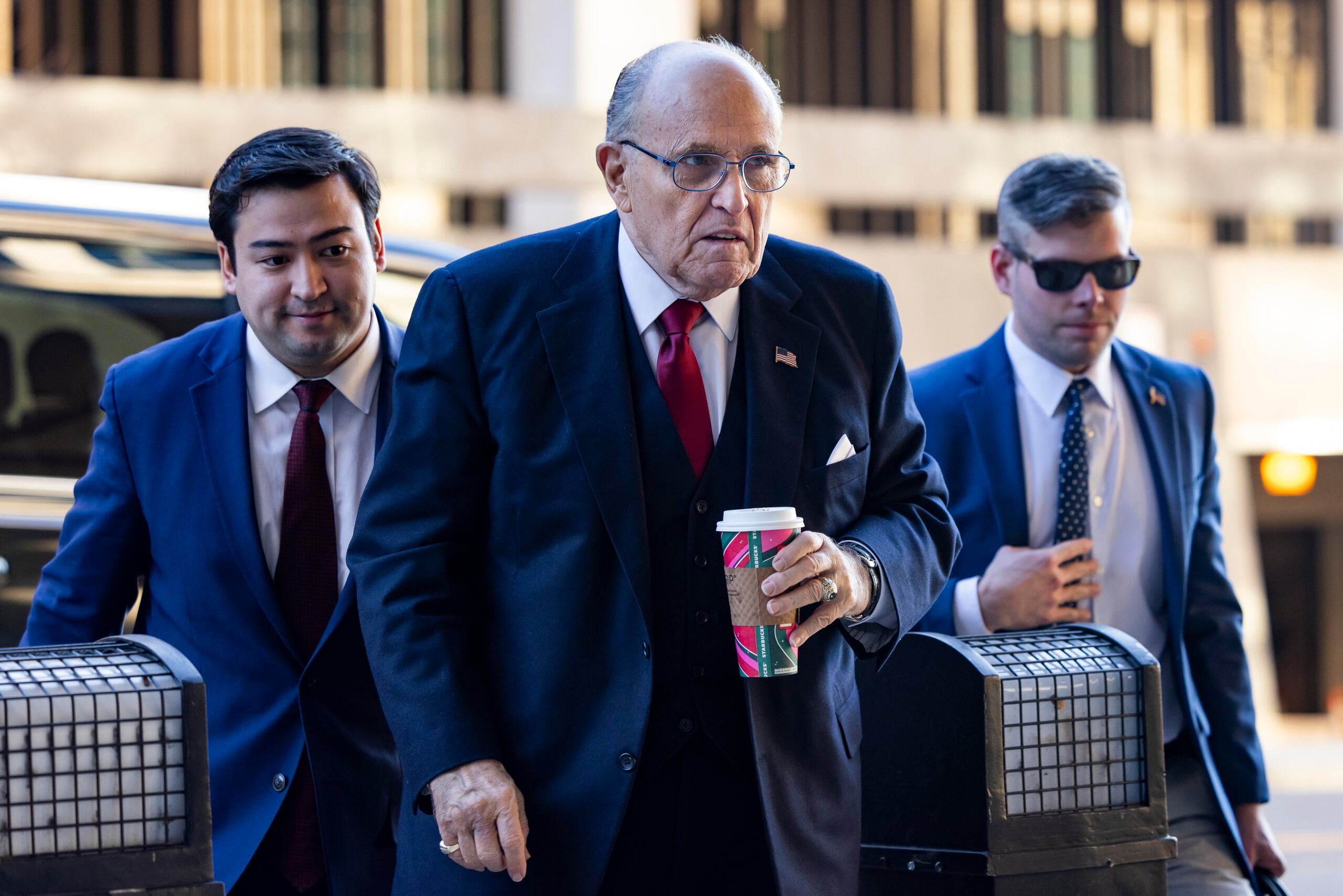 La petición de quiebras de Giuliani se produce luego de que un Tribunal le concediera una indemnización de $148 millones a dos empleadas electorales de Georgia que demandaron al exalcalde de Nueva York por difamación.