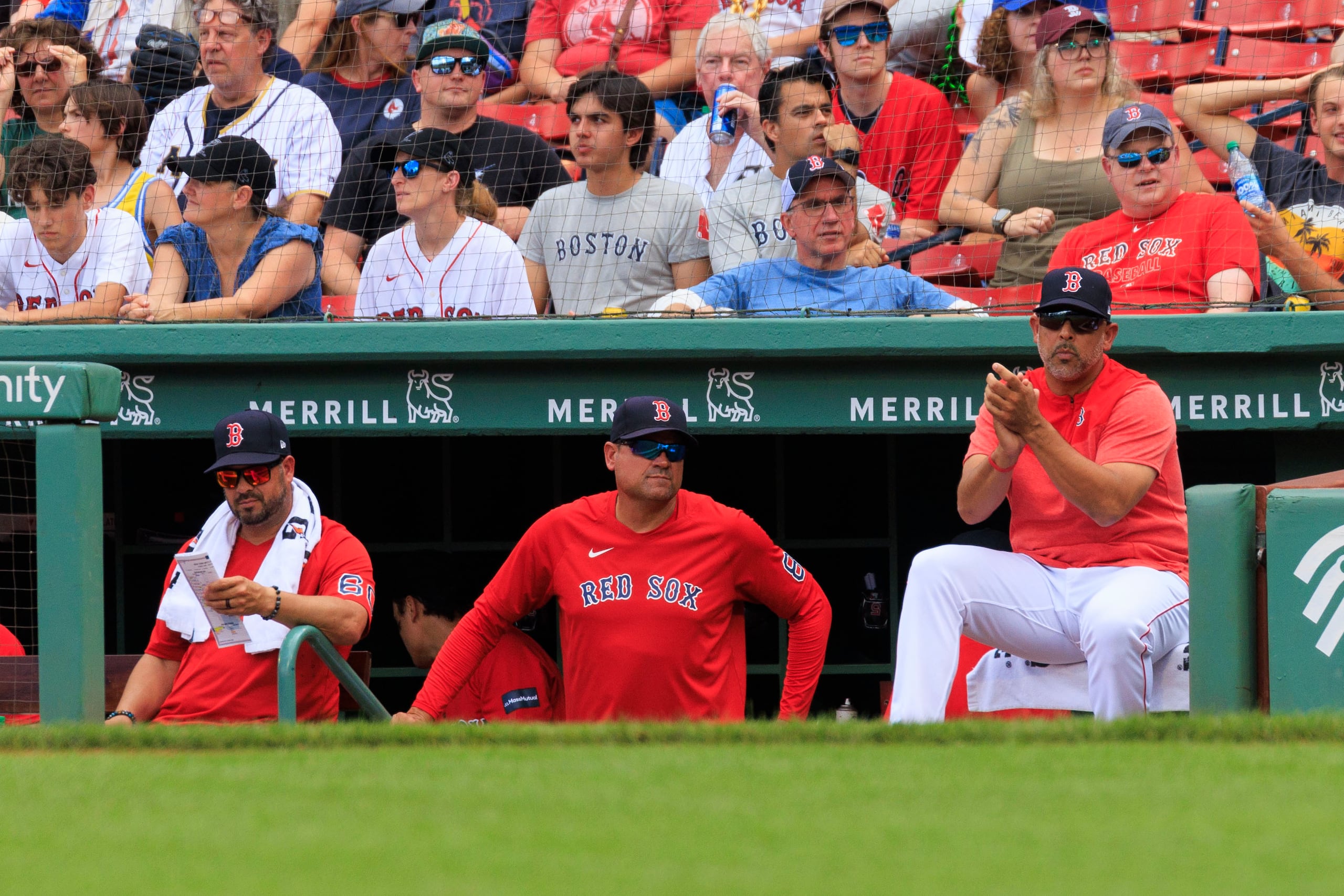 Las cámaras captará los movimientos de Alex Cora (derecha) y Ramón Vázquez (a la izquierda).