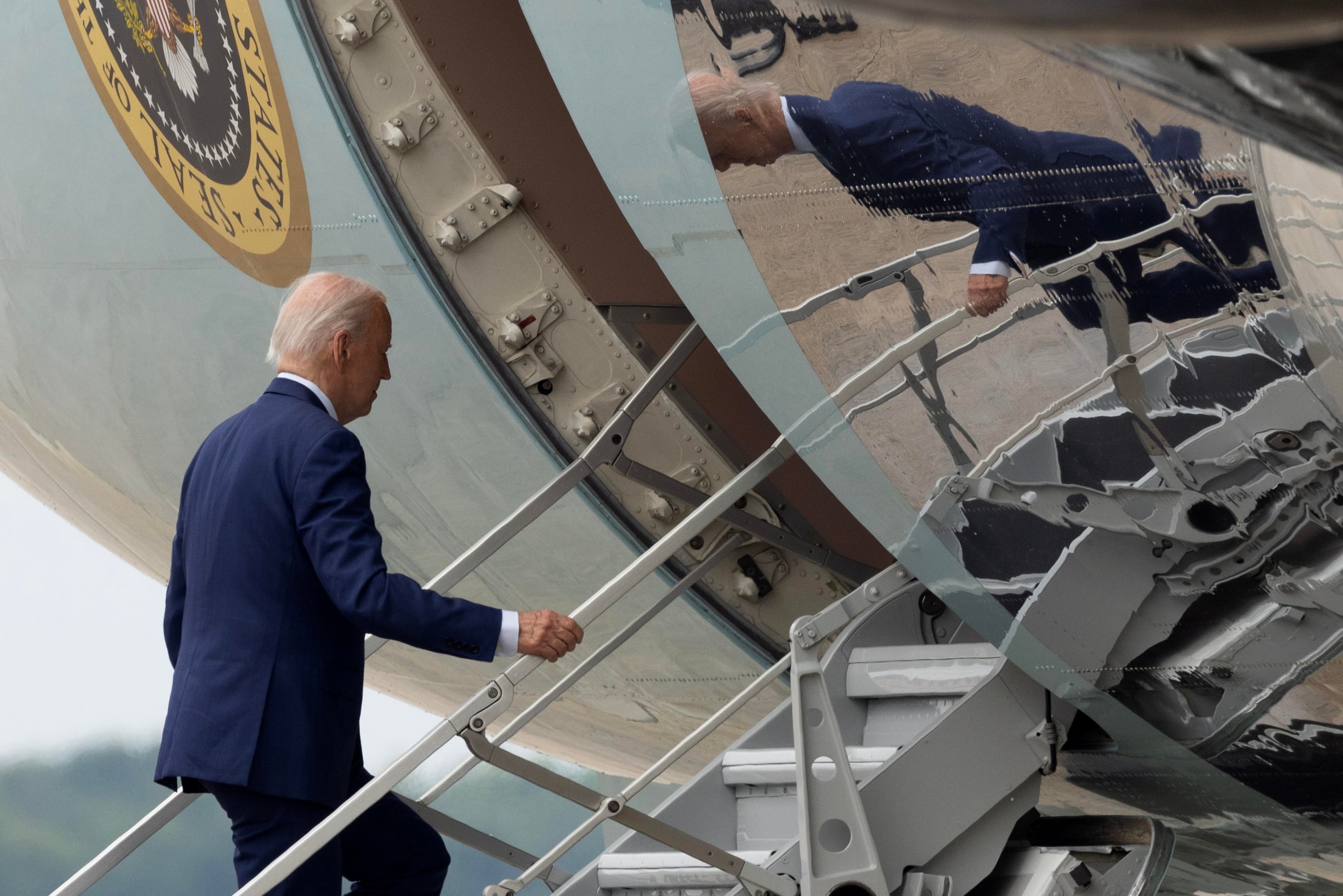 El presidente no ha dado indicaciones de querer cambiar su postura y se ha atrincherado en defender su candidatura, asegurando que es el único que puede vencer a Trump.