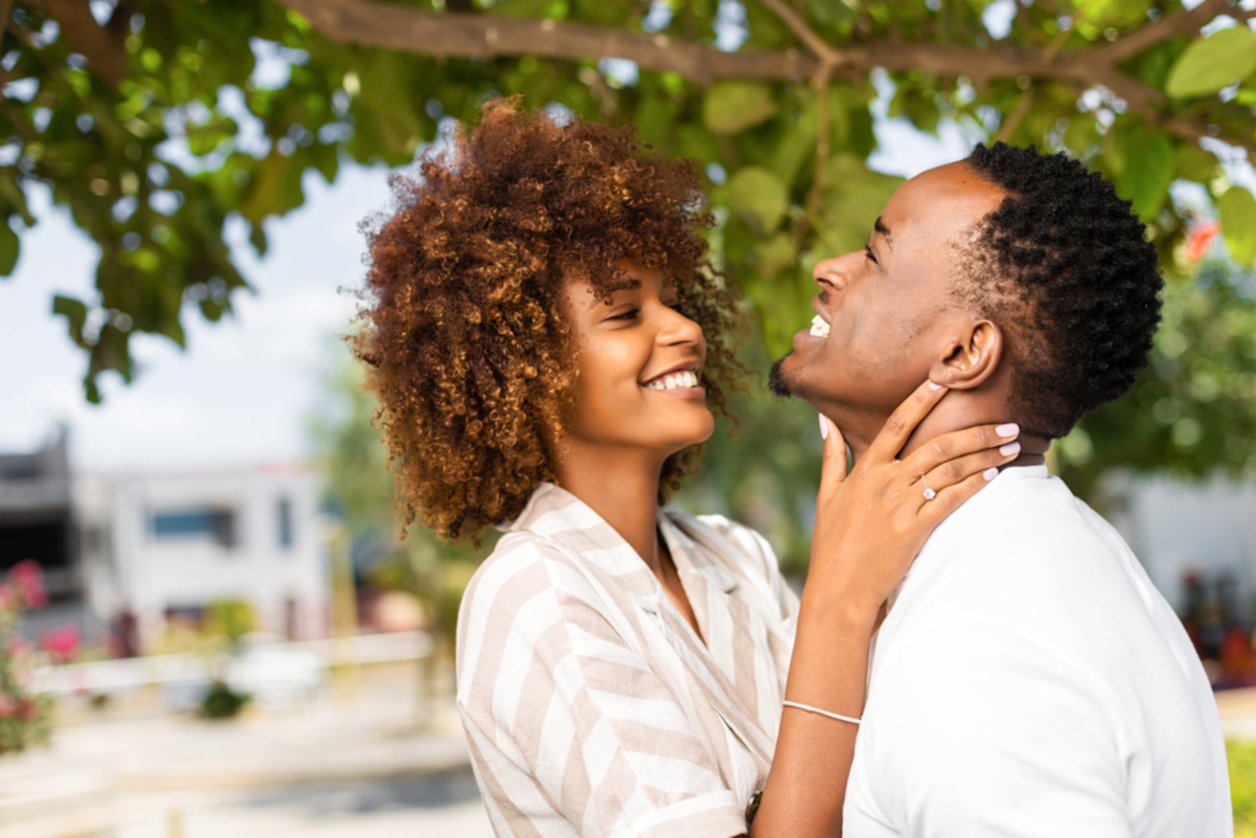 Hablar abiertamente sobre deseos, miedos y expectativas puede transformar la experiencia sexual y fortalecer la conexión de pareja.