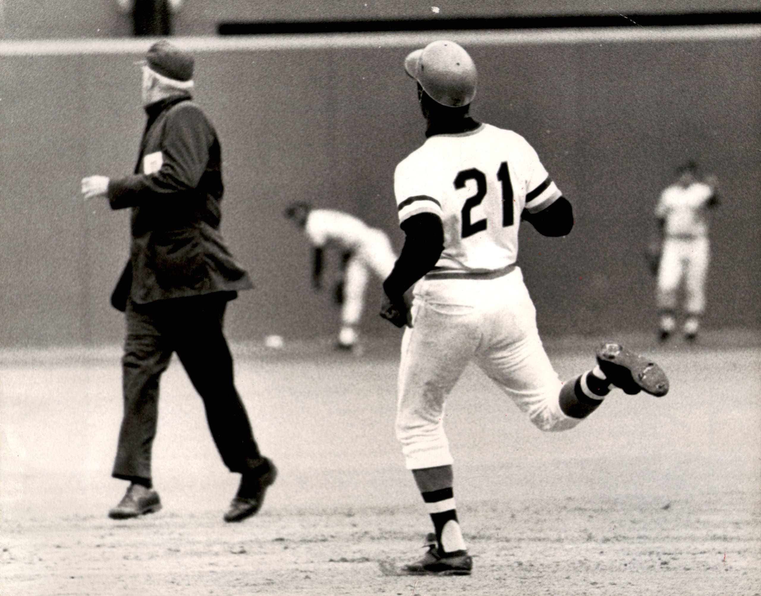 Roberto Clemente llega a la segunda base con el referido hit 3,000 de su carrera. (Luis Ramos/ Archivo Histórico El Nuevo Día)