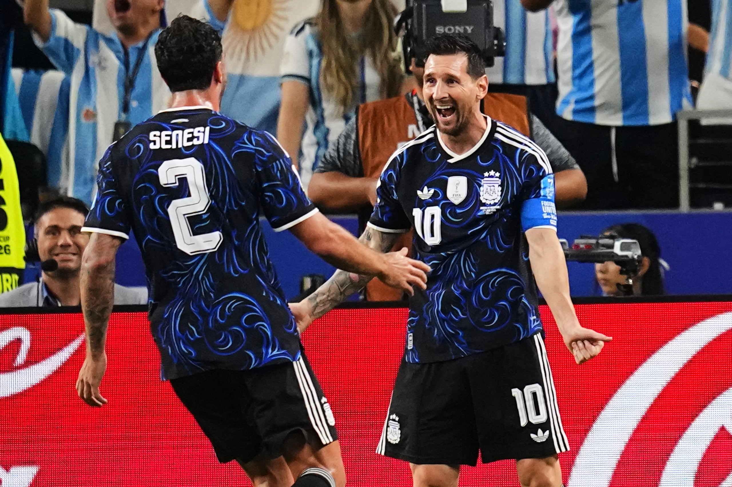 Lionel Messi celebra con Marco Senesi tras anotar el tercer gol de Argentina en la victoria ante Jordania en el Mundial.