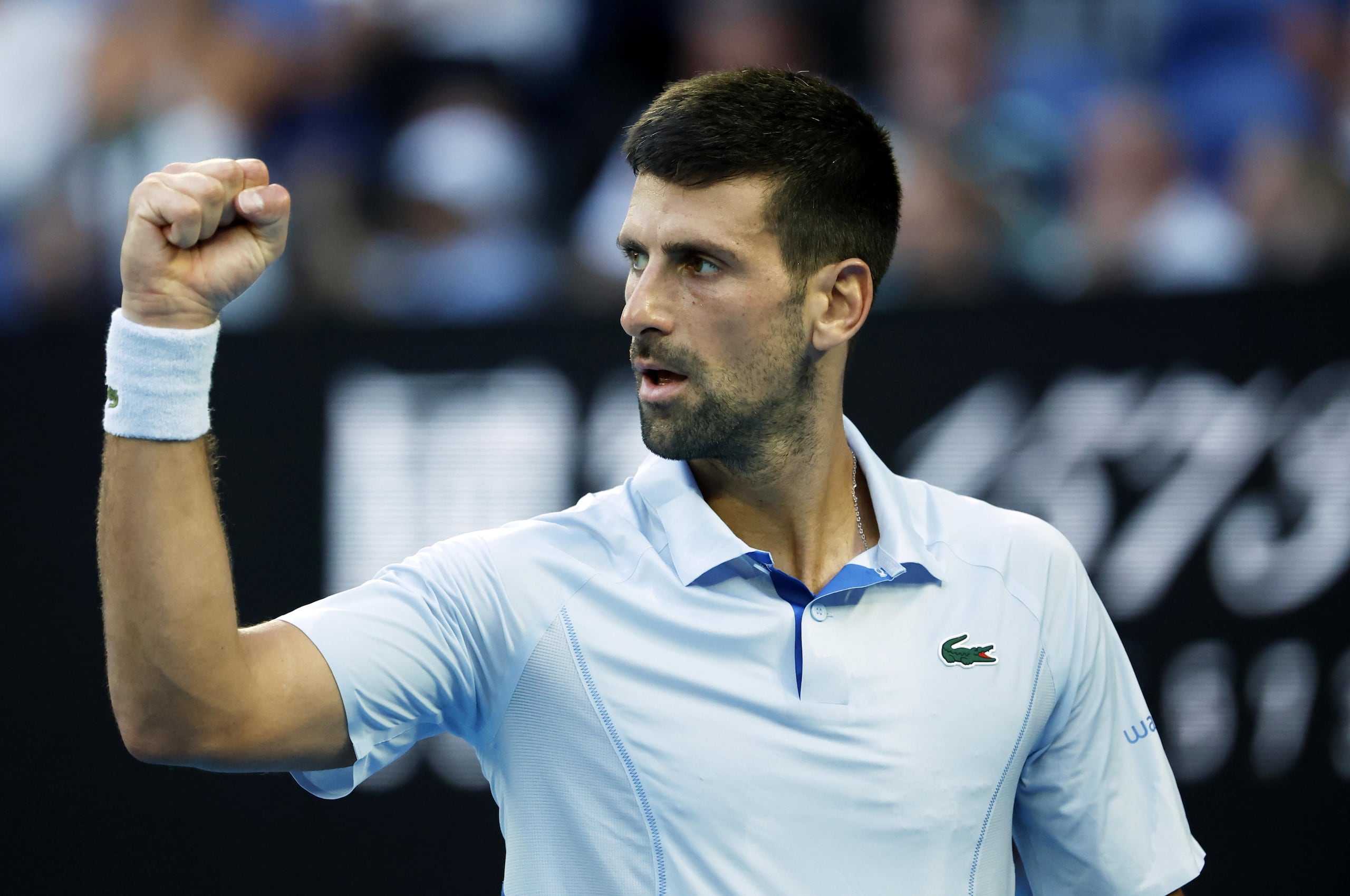 Novak Djokovic celebra su victoria sobre el estadounidense Taylor Fritz en cuartos de final del Abierto de Australia.