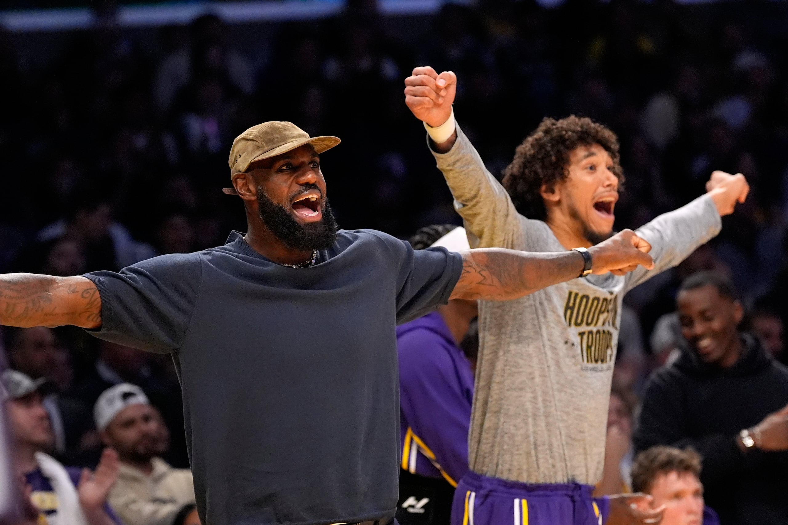 LeBron James y Jaxson Hayes de los Lakers de Los Ángeles celebran durante el encuentro ante los Spurs de San Antonio el miércoles 5 de noviembre del 2025. Los Lakers juegan actualmente para 7-2 en la campaña.