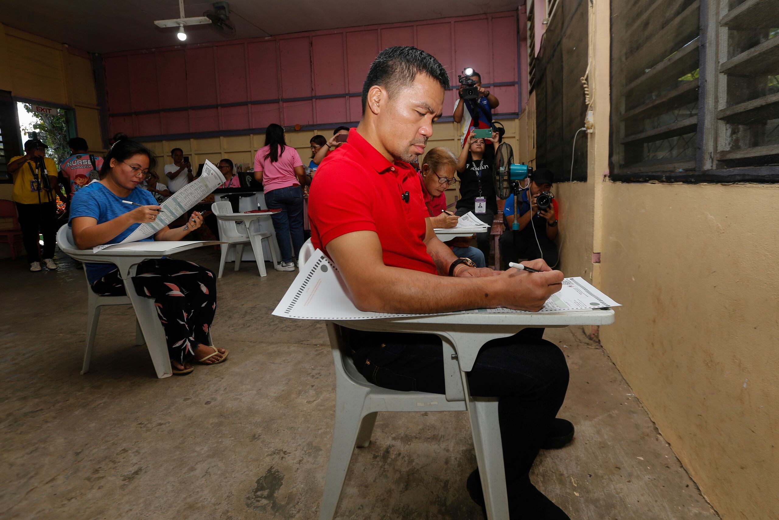 En esta foto distribuida por Team Pacquiao, el boxeador Manny Pacquiao vota en una escuela de Kiamba, Filipinas, el lunes 12 de mayo de 2025. (Wendell Alinea / Team Pacquiao vía AP)