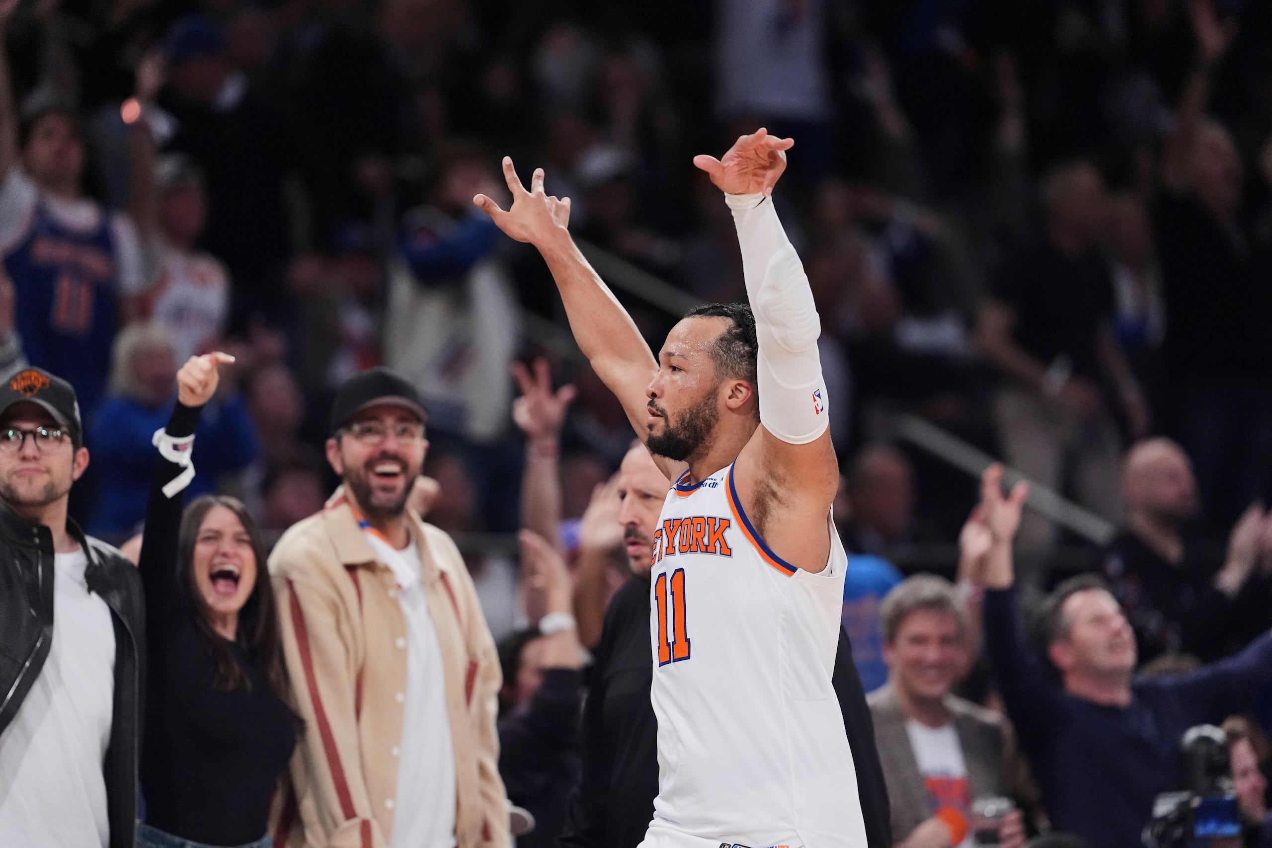 Jalen Brunson, de los Knicks de Nueva York, festeja durante el sexto partido de la semifinal de la Conferencia Este ante los Celtics de Boston.