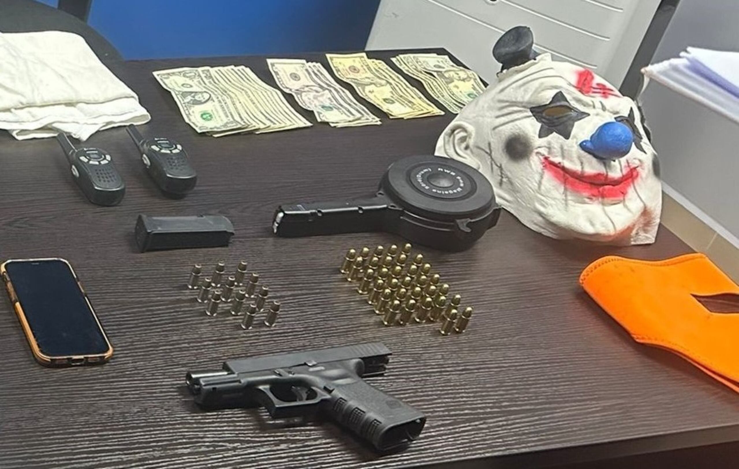 Arma, municiones y dinero ocupado en Las Piedras