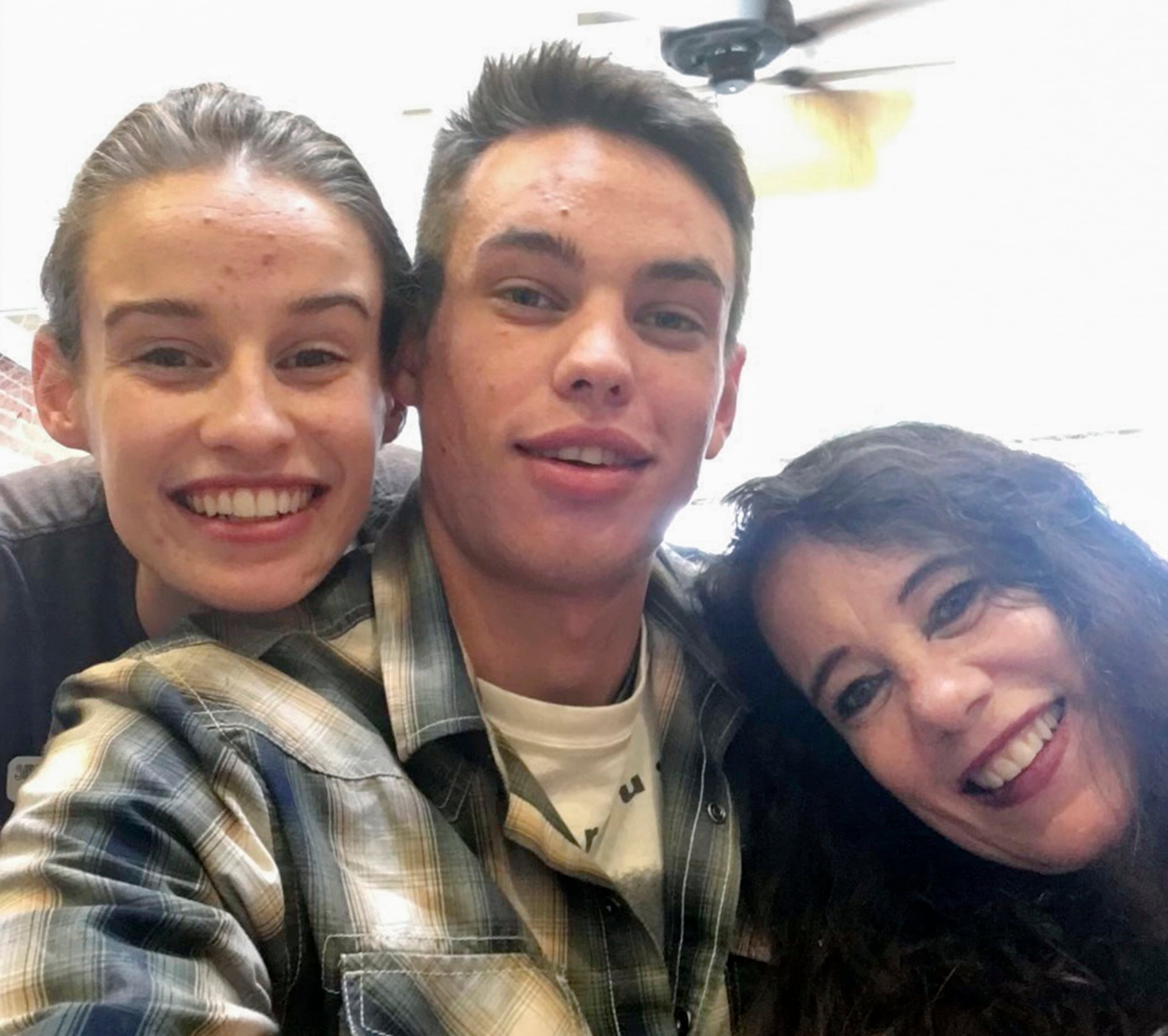 Brent Thompson, al centro, junto a su hermana y su madre.
