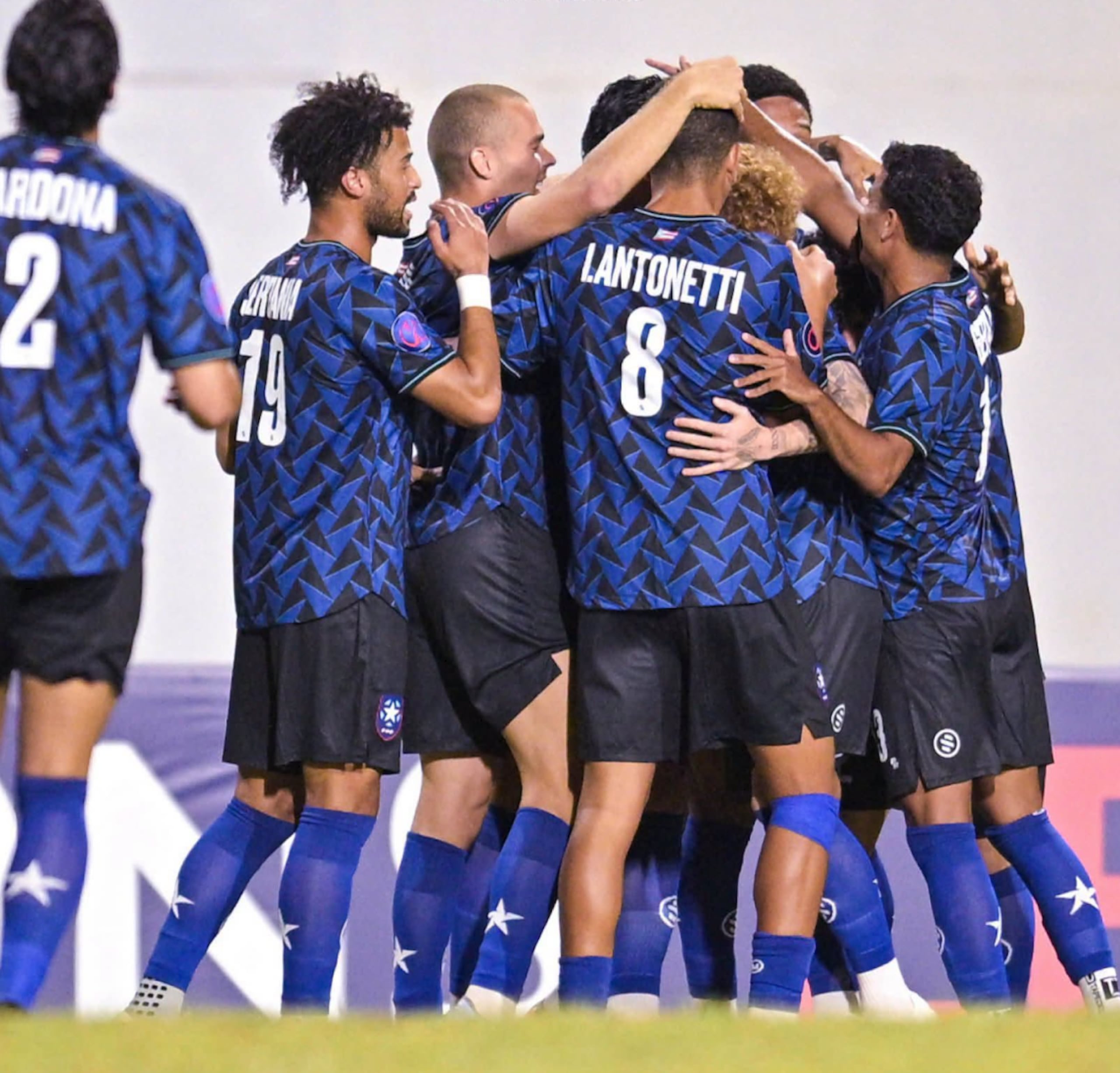 El equipo de Puerto Rico celebra durante el partido contra Dominica.