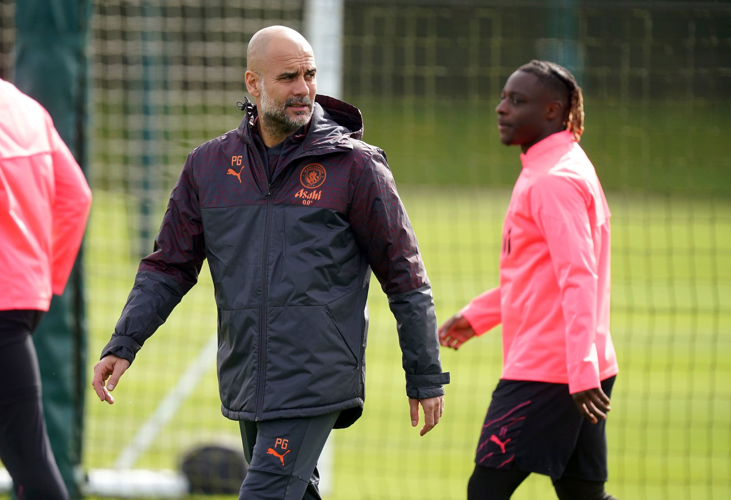 El técnico del Manchester City Pep Guardiola durante un entrenamiento, el lunes 8 de abril de 2024, previo al partido contra el Real Madrid por los cuartos de final de la Liga de Campeones. (Mike Egerton/PA vía AP)