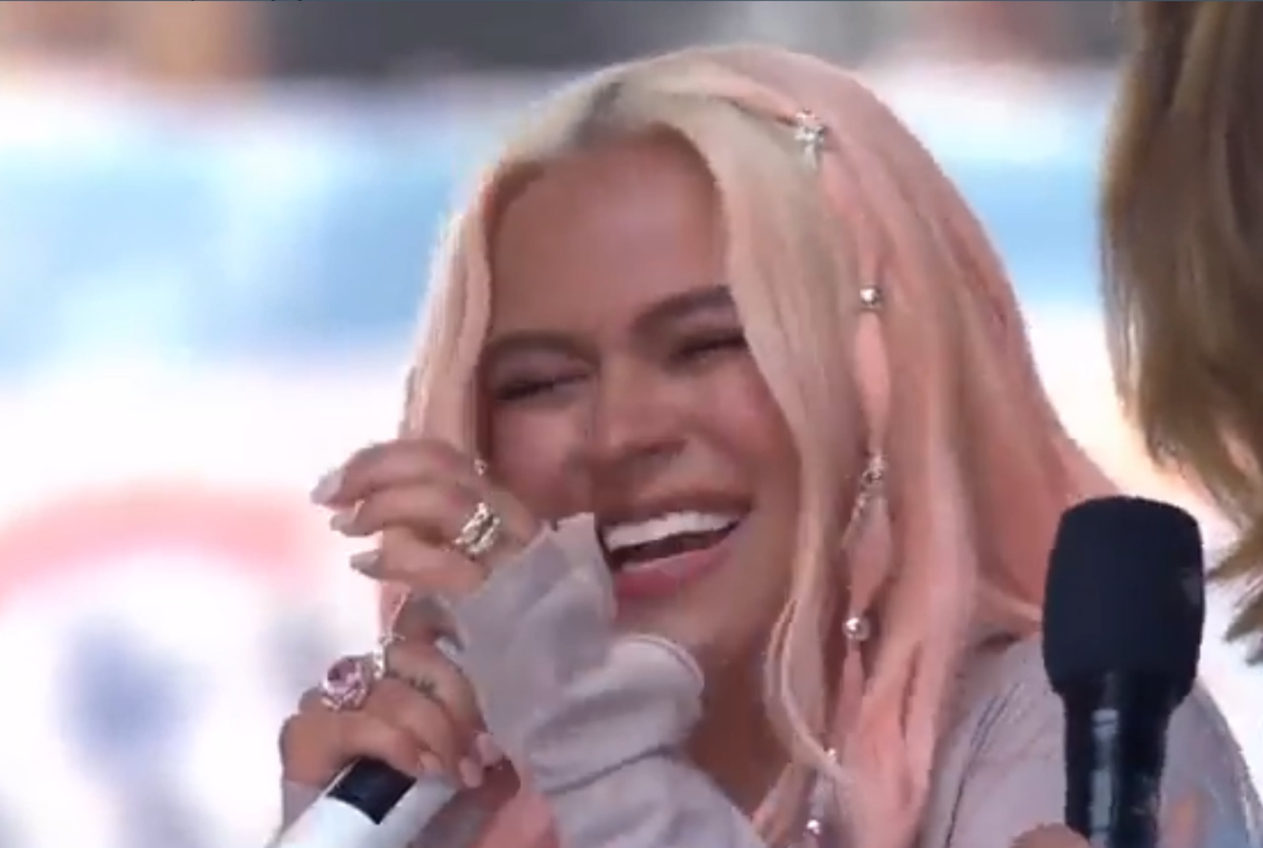 Karol G se conmovió al conocer el nuevo récord que estableció.