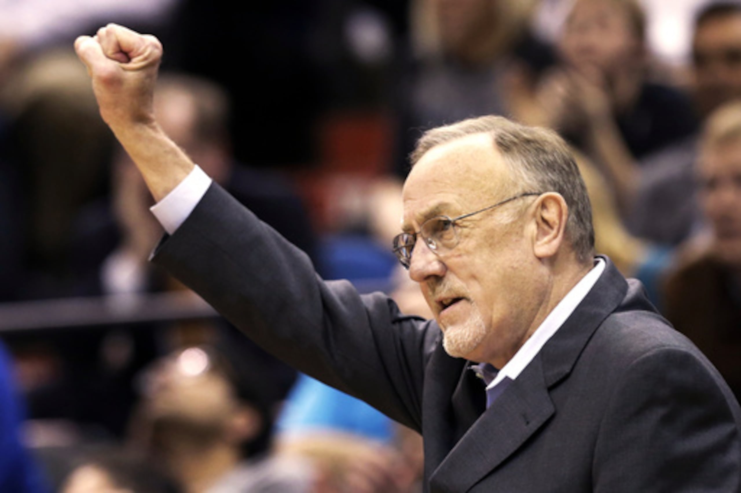 ARCHIVO - Rick Adelman, entrenador de los Timberwolves de Minnesota, celebra un rebote defensivo de Ricky Rubio en la segunda mitad del juego de baloncesto de la NBA en contra del Thunder de Oklahoma City, el 29 de marzo de 2013, en Minneapolis. (AP Foto/Jim Mone, Archivo)
