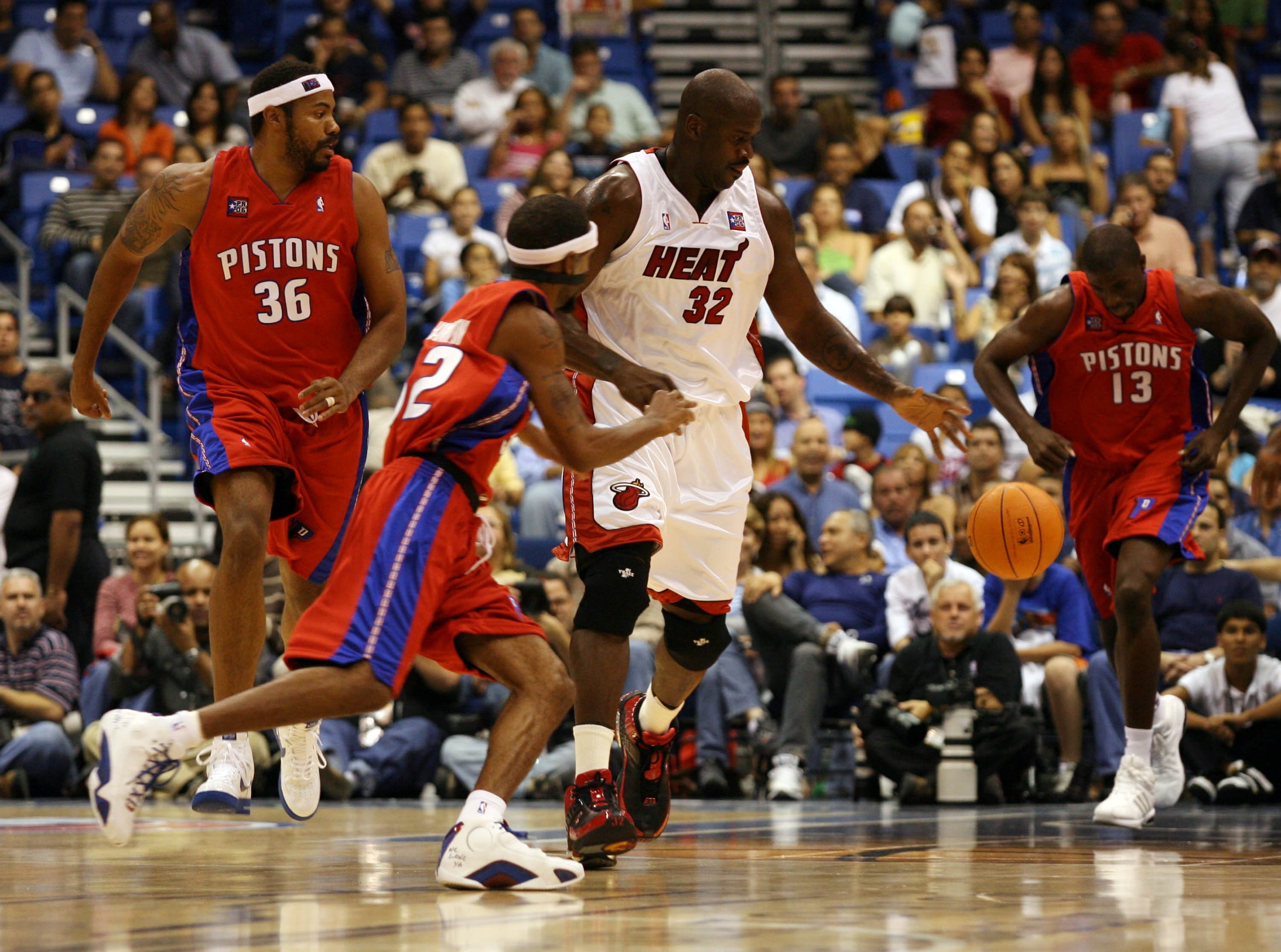 En la foto Shaq O'Neal trata de manejar el balon ante la defensa de tres pistons en el Coliseo de Puerto Rico José Miguel Agrelot, el 10 de octubre de 2006.