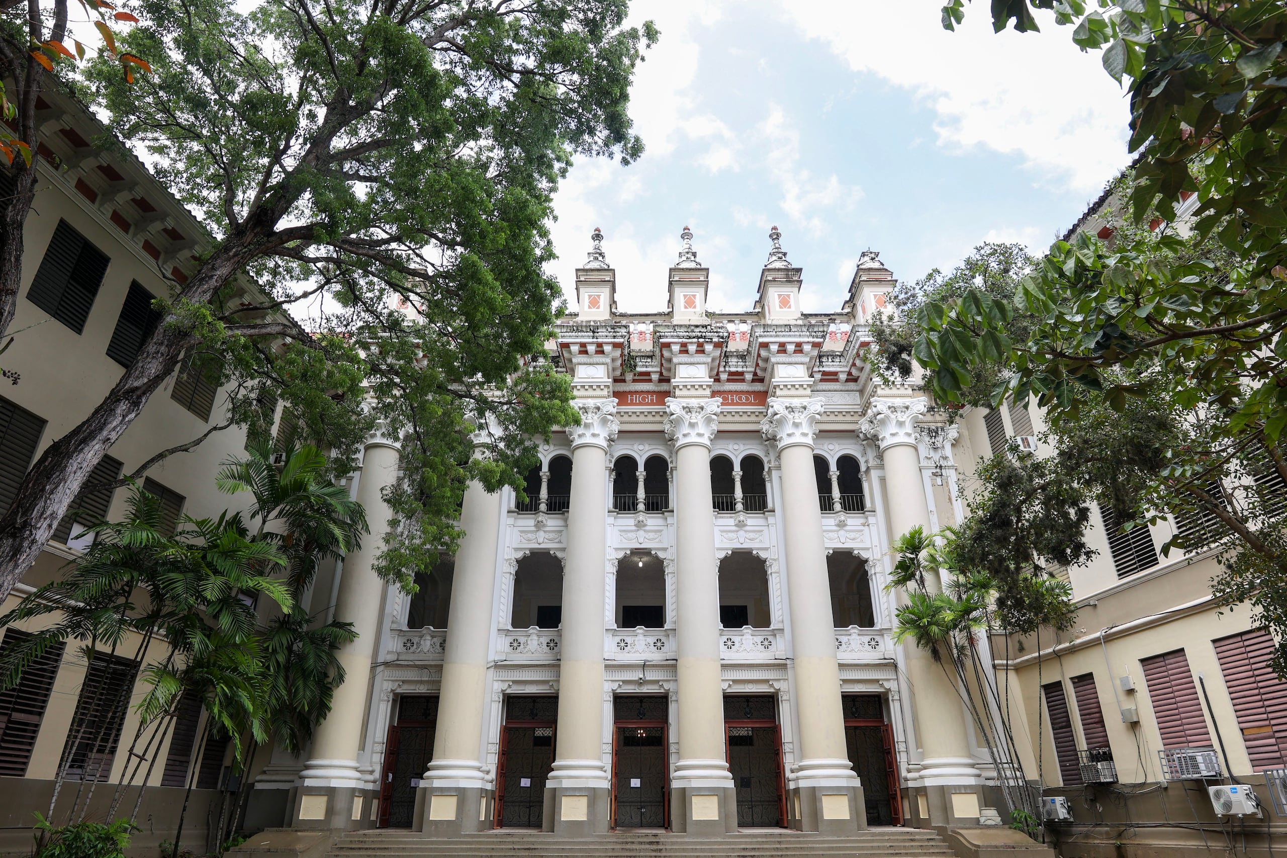 Uno de los planteles especializados del Departamento de Educación es la Escuela Central de Artes Visuales, en Santurce.