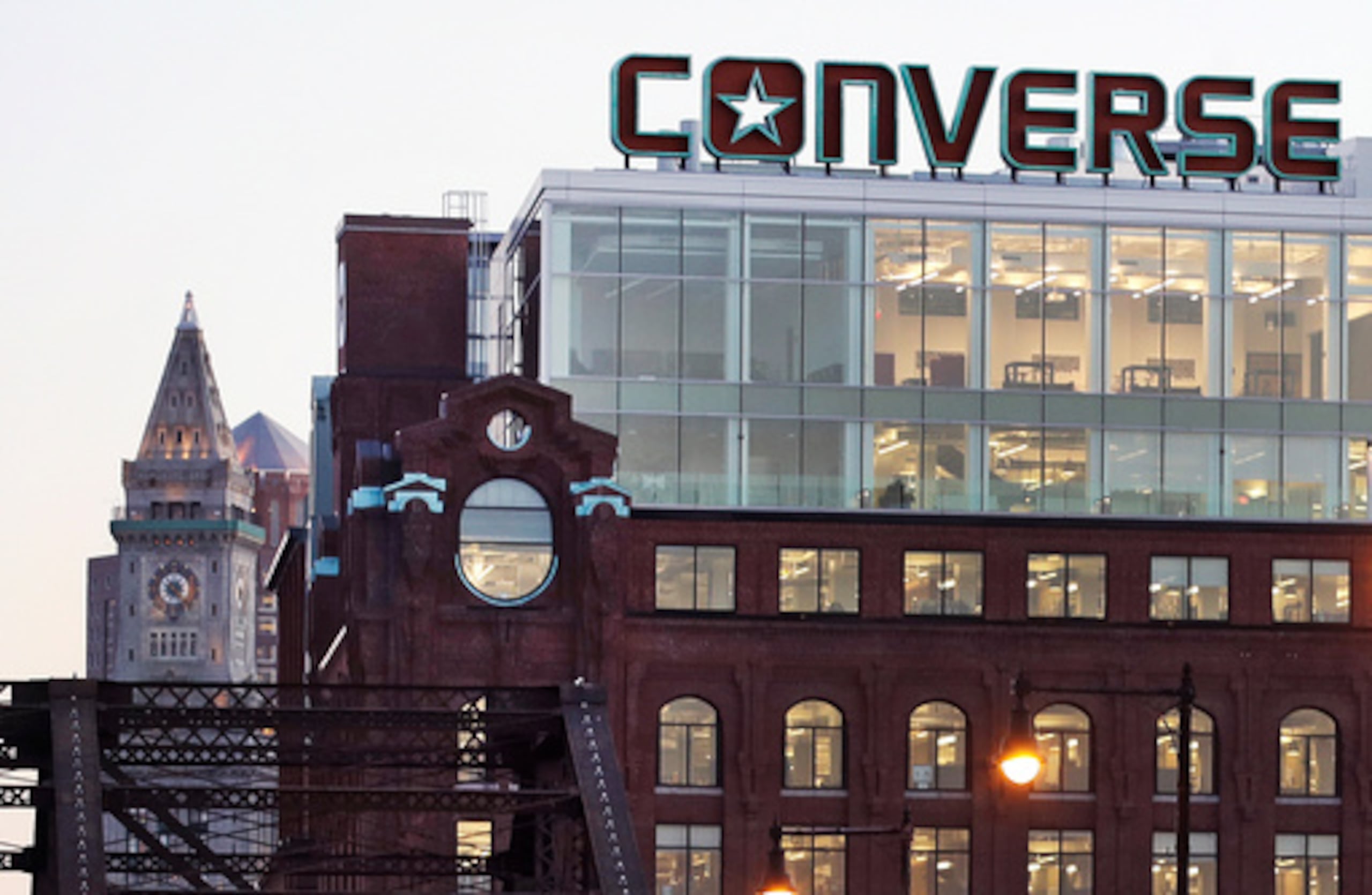 ARCHIVO - El logotipo de Converse se ve en el tejado de la sede mundial de la empresa, situada en el barrio de West End de Boston, el miércoles 28 de diciembre de 2016. (Foto AP/Charles Krupa, archivo)
