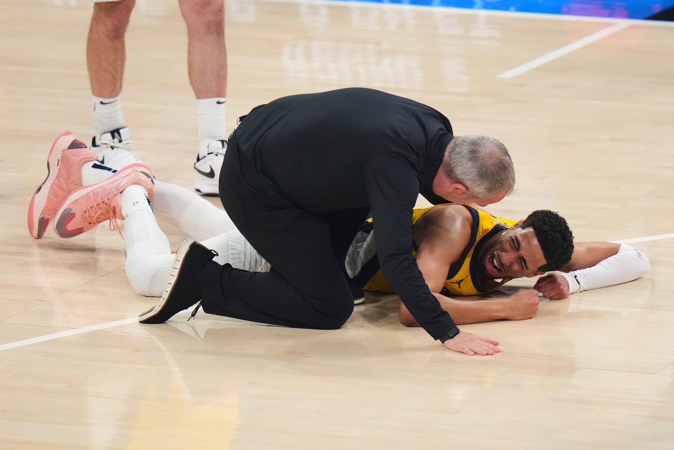 Tyrese Haliburton, de los Pacers de Indiana, yace tendido en la duela después de sufrir una lesión durante la primera mitad del séptimo y decisivo juego de las Finales de la NBA frente l Thunder de Oklahoma City, el domingo 22 de junio de 2025, en Oklahoma City. (AP Foto/Nate Billings)